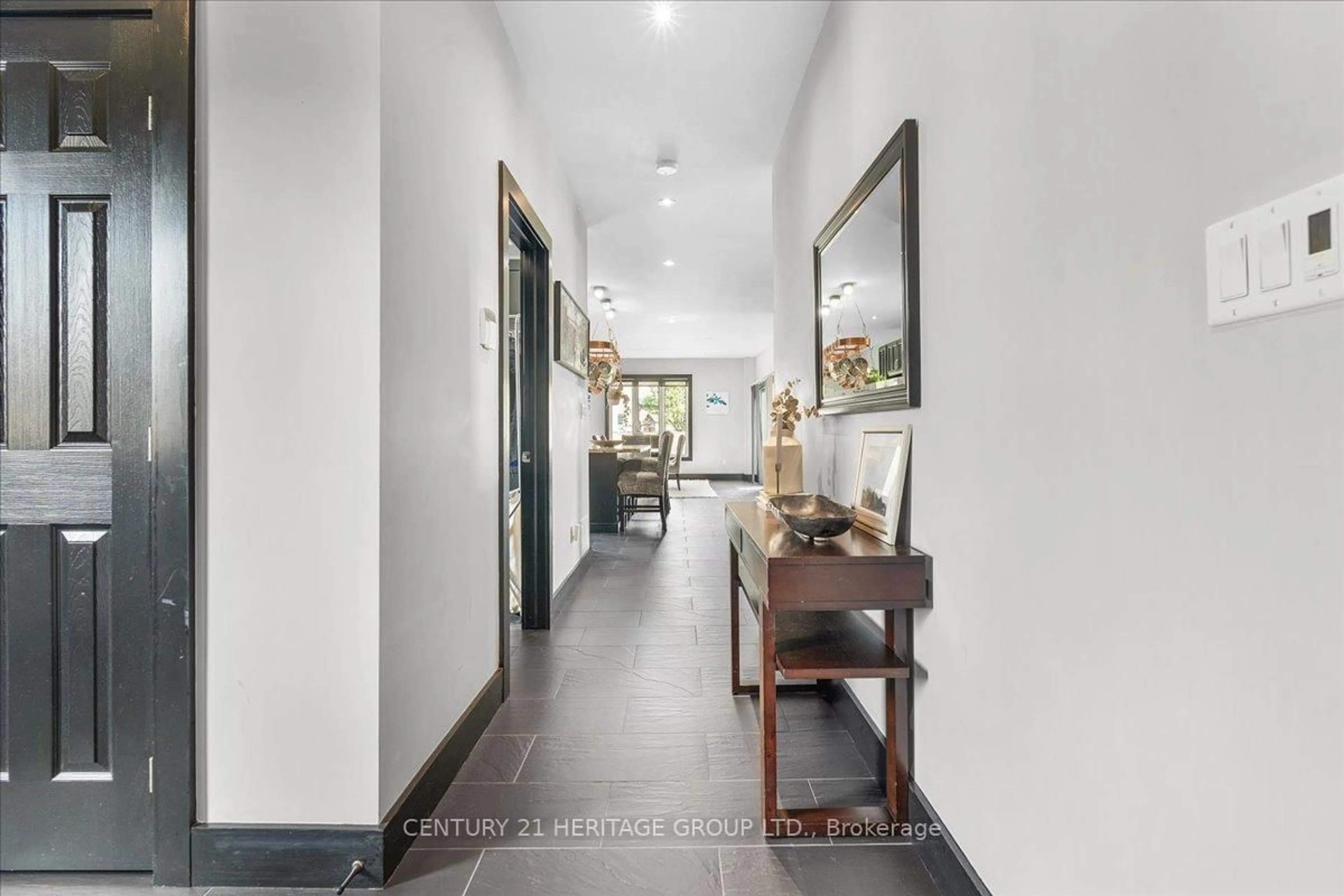 Indoor foyer for 340 Old Mud St, Hamilton Ontario L8J 3Z9