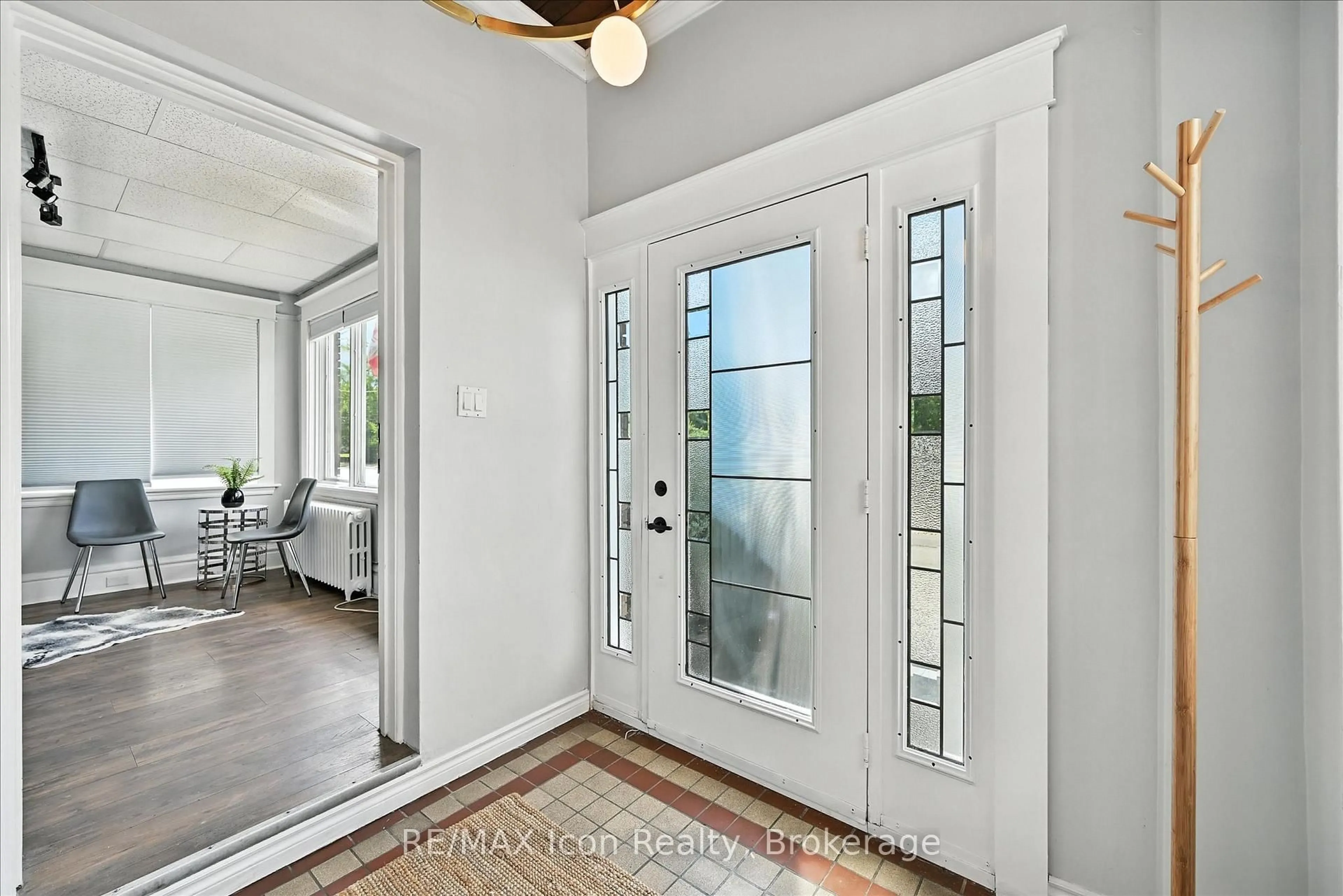 Indoor entryway for 1047 Main St, Hamilton Ontario L8M 1N5