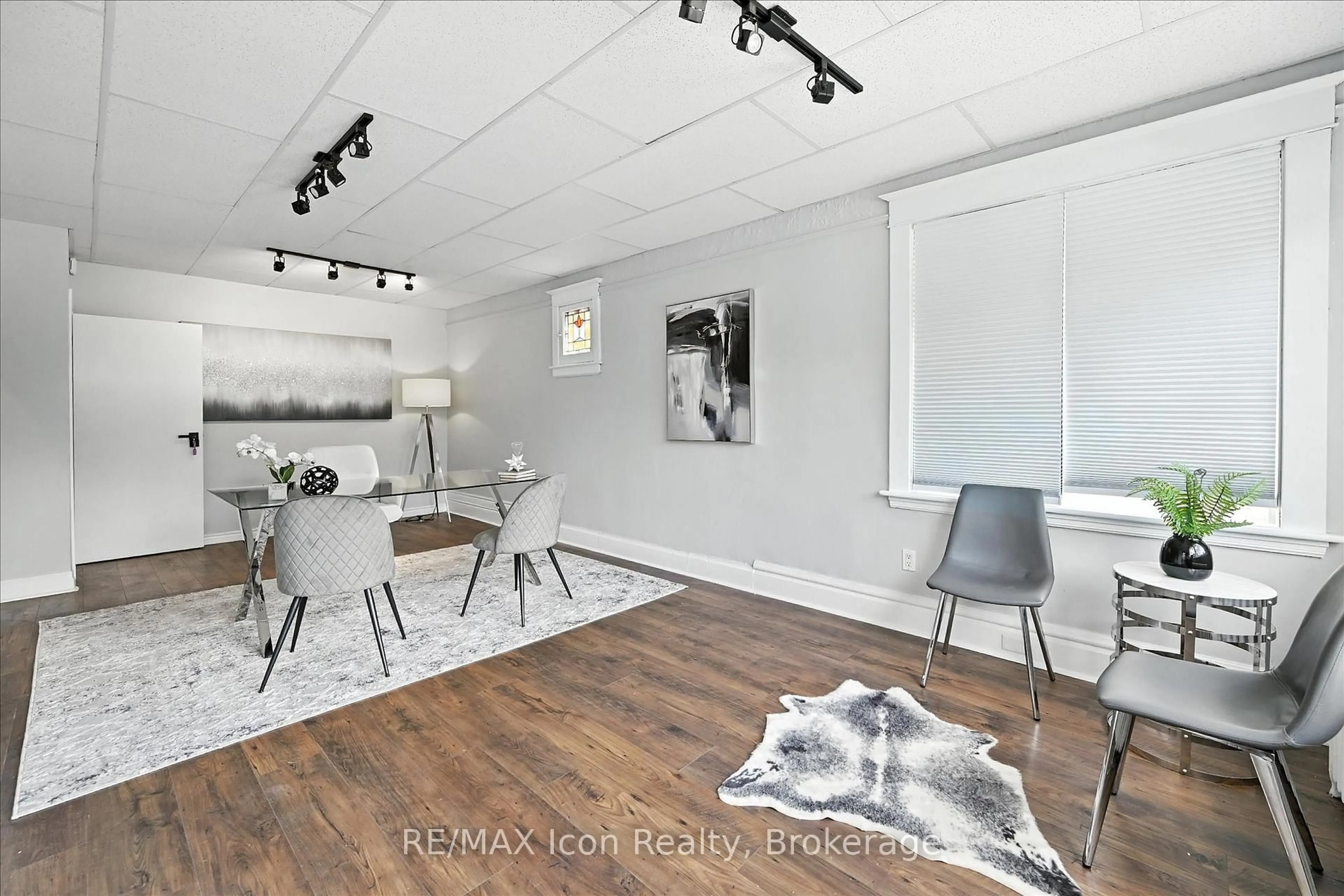 A pic of a room for 1047 Main St, Hamilton Ontario L8M 1N5