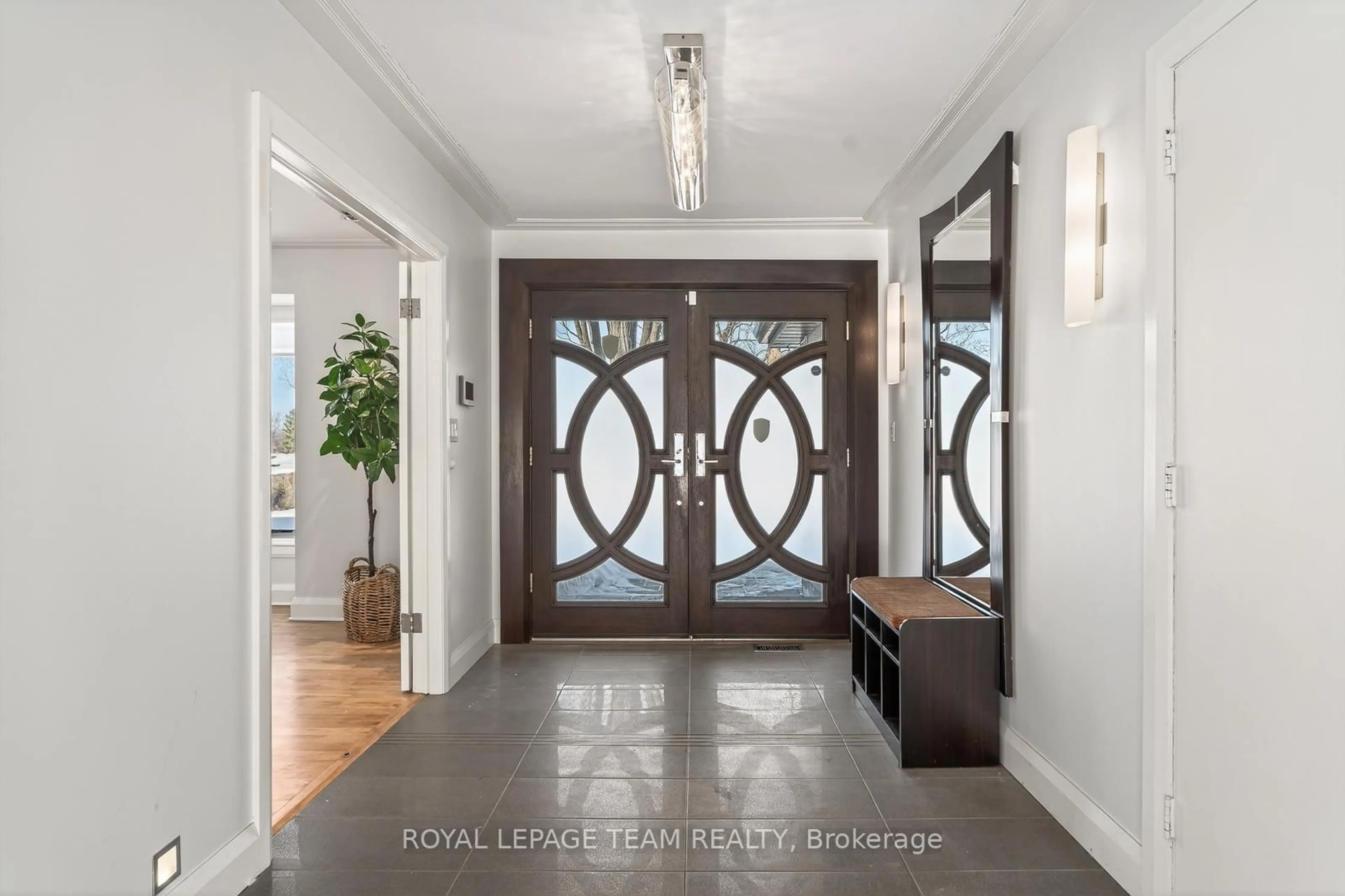 Indoor entryway for 230 Sandridge Rd, Ottawa Ontario K1L 5A2