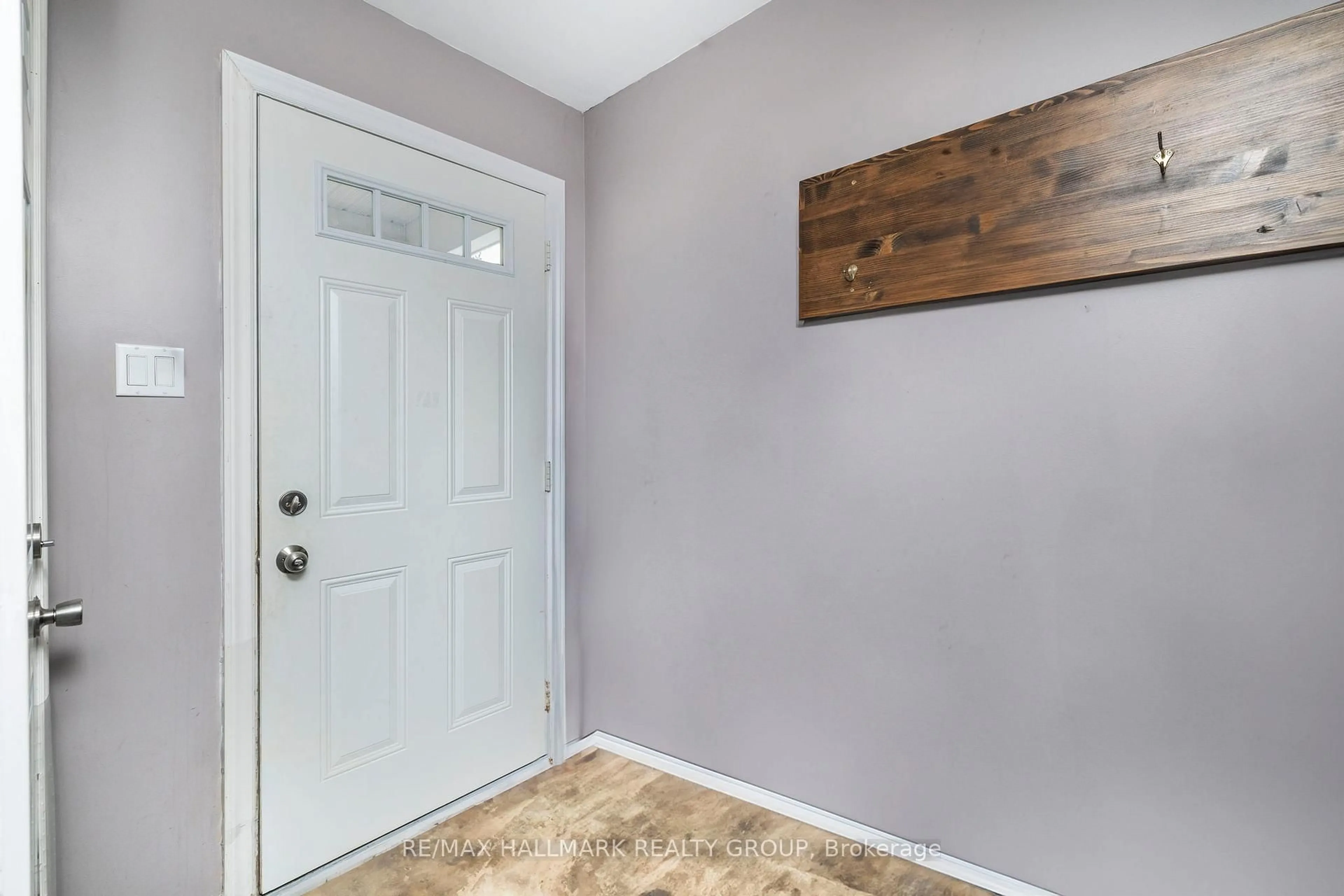 Indoor entryway for 1796 Dumas St, Orleans Ontario K1C 1N4