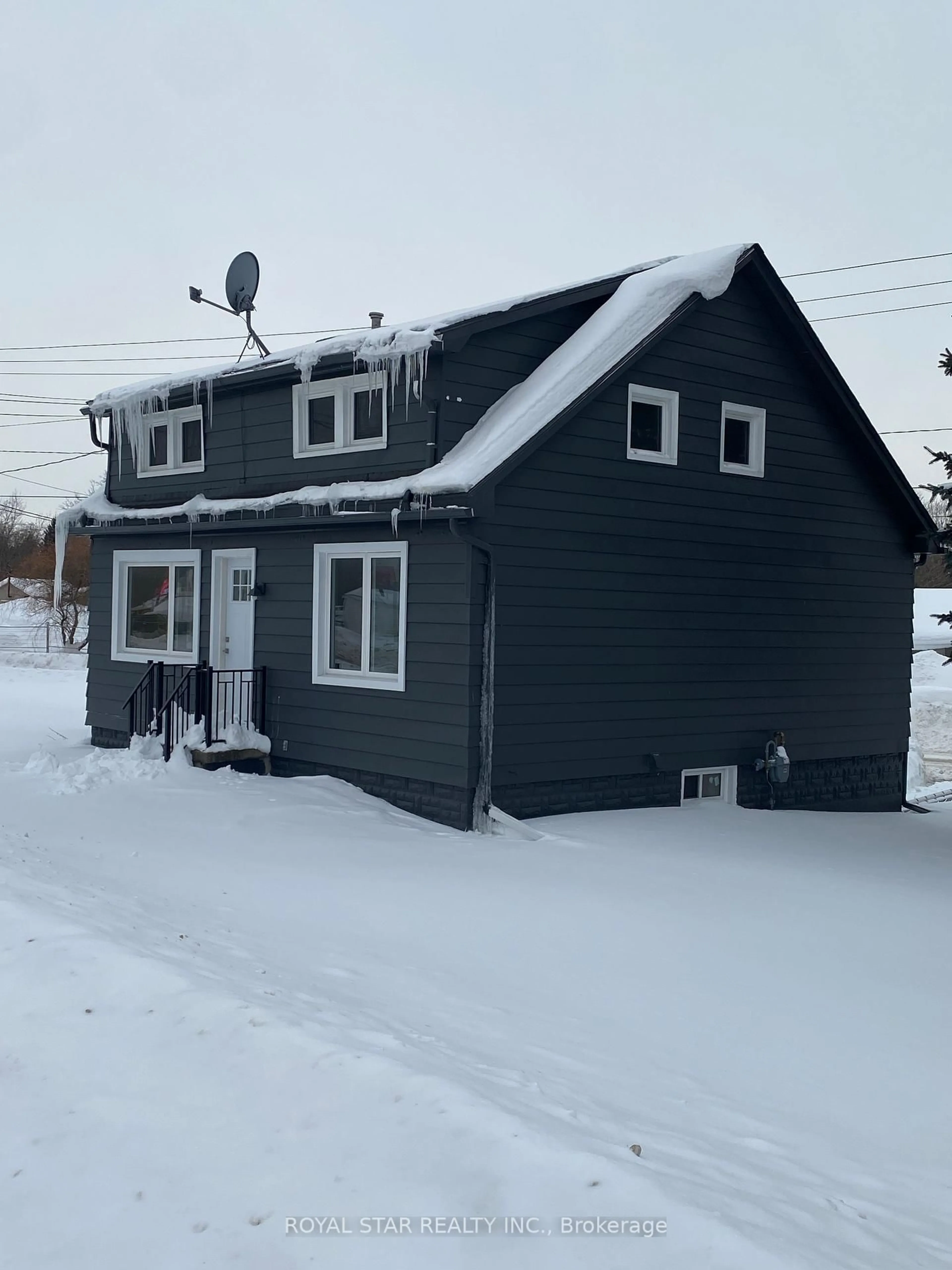 A pic from outside/outdoor area/front of a property/back of a property/a pic from drone, street for 582 Garafraxa St, West Grey Ontario N0G 1R0