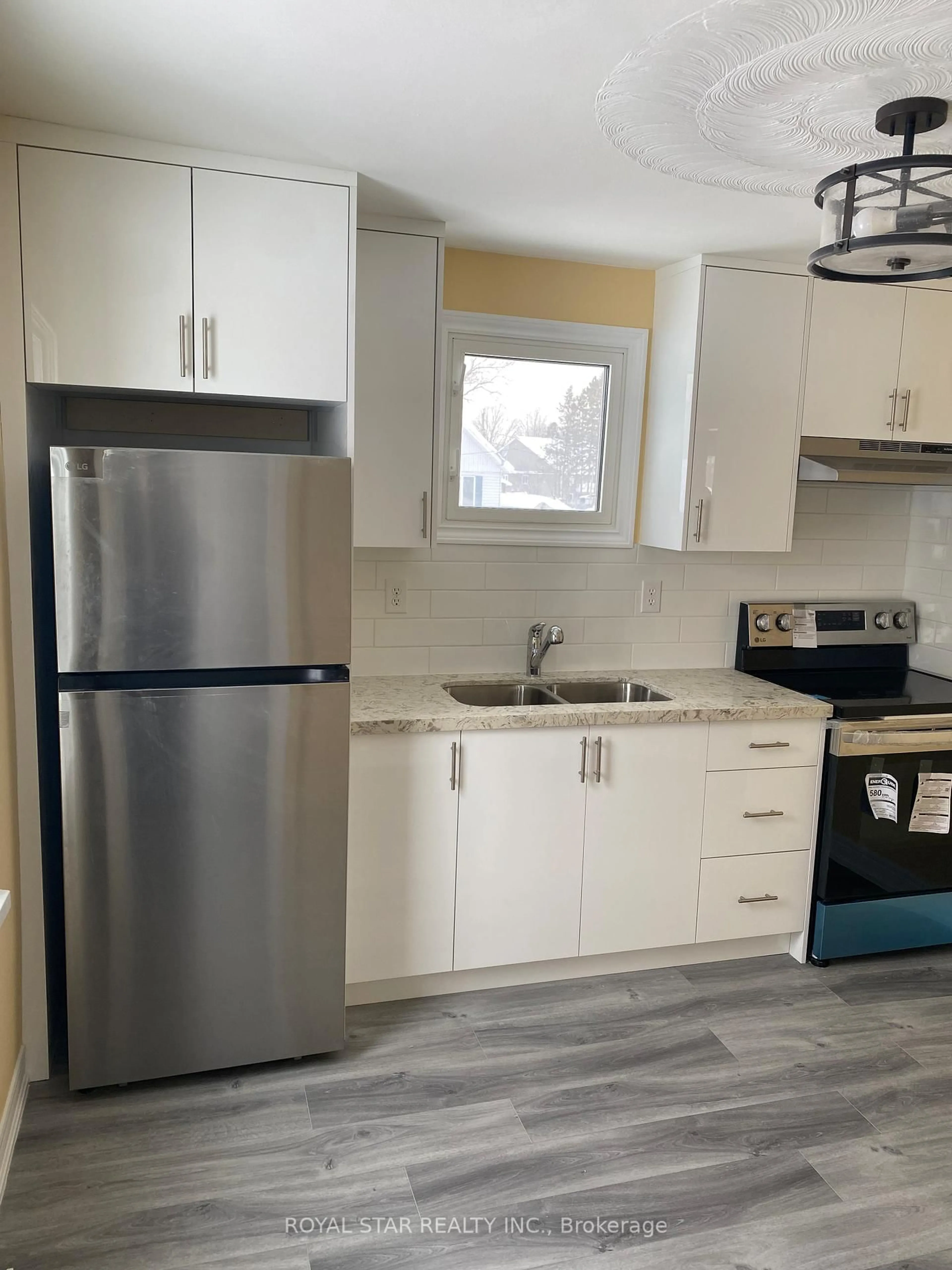 Standard kitchen, wood/laminate floor for 582 Garafraxa St, West Grey Ontario N0G 1R0