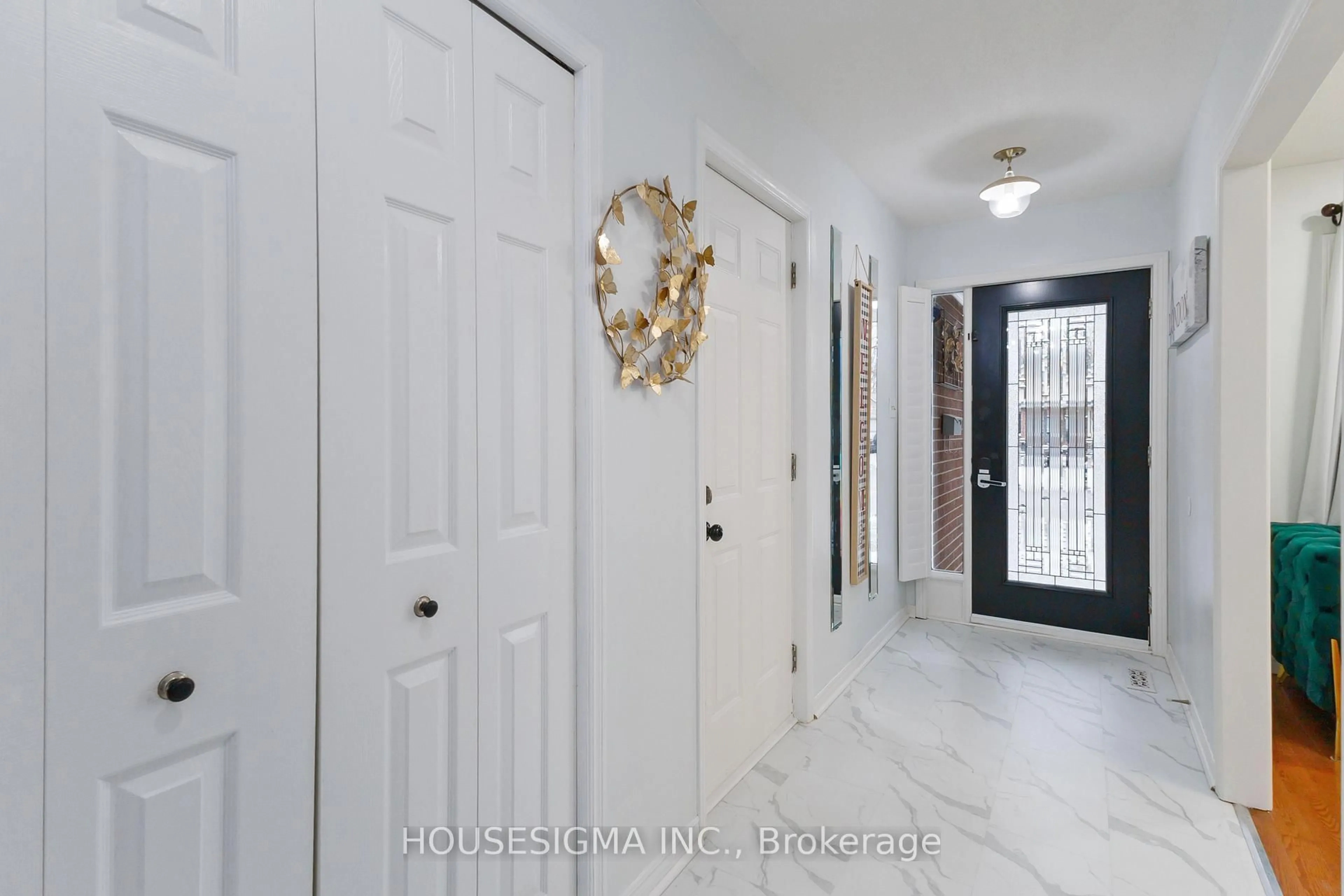 Indoor entryway for 220 Killarney Grve, London North Ontario N5X 3X6