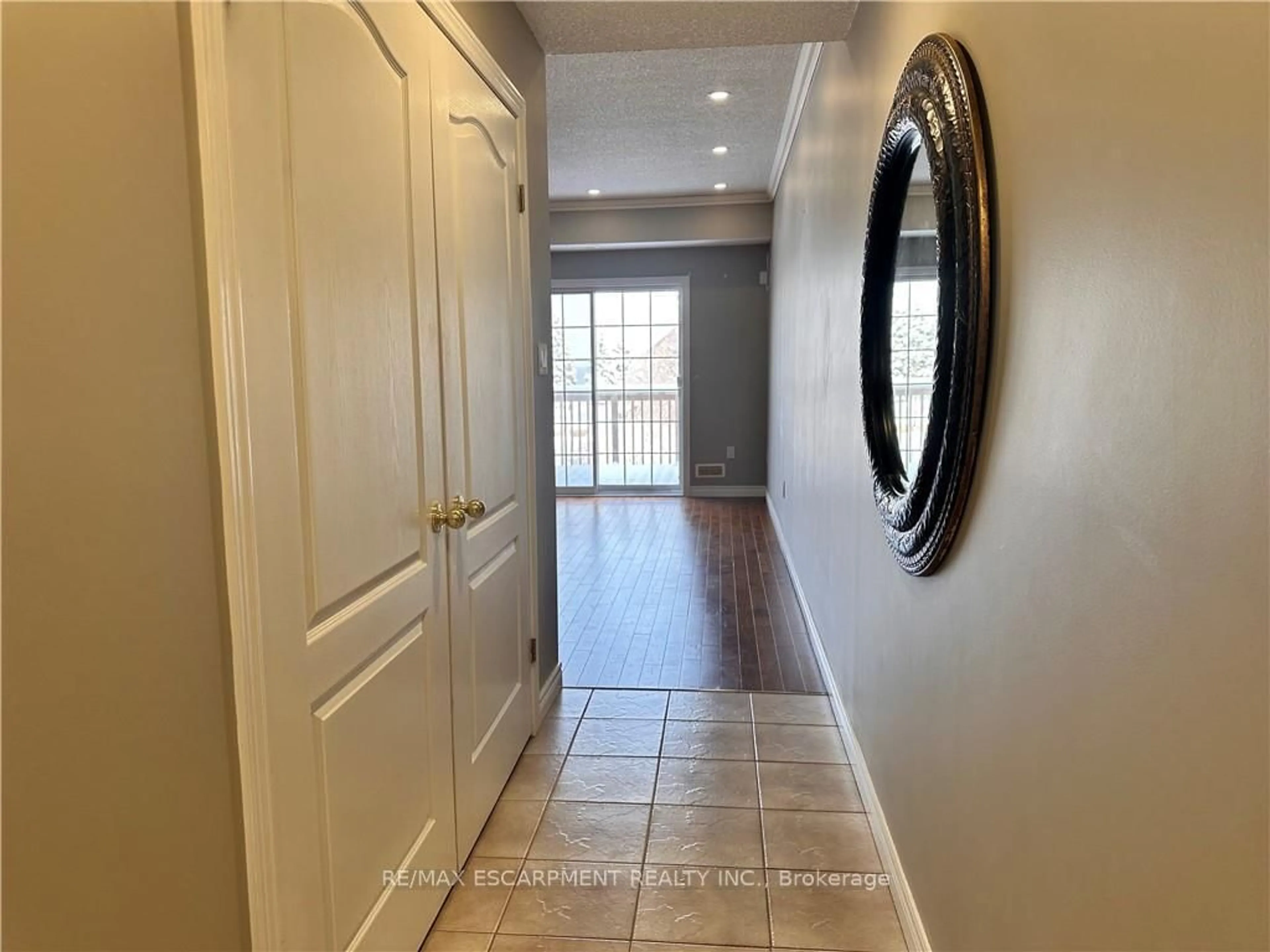 Indoor entryway for 2 Harbour Dr #14, Hamilton Ontario L8E 6B1