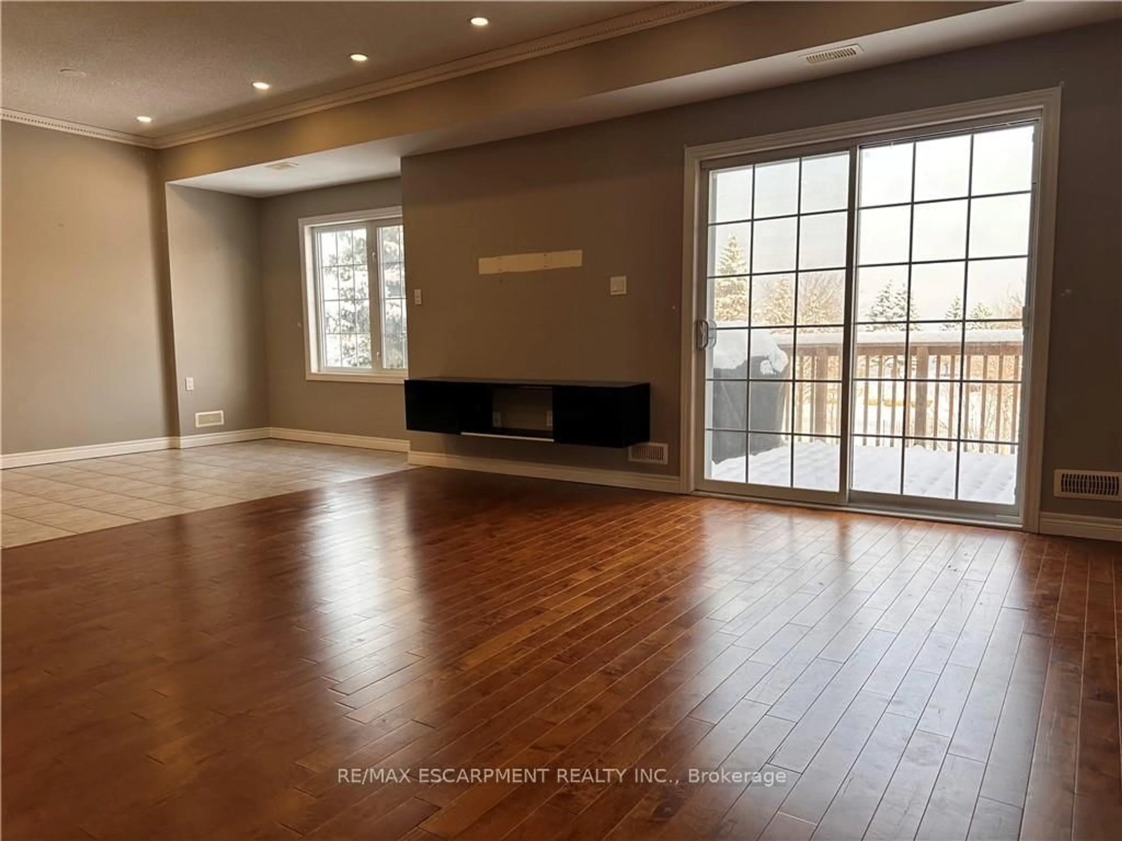 A pic of a room for 2 Harbour Dr #14, Hamilton Ontario L8E 6B1