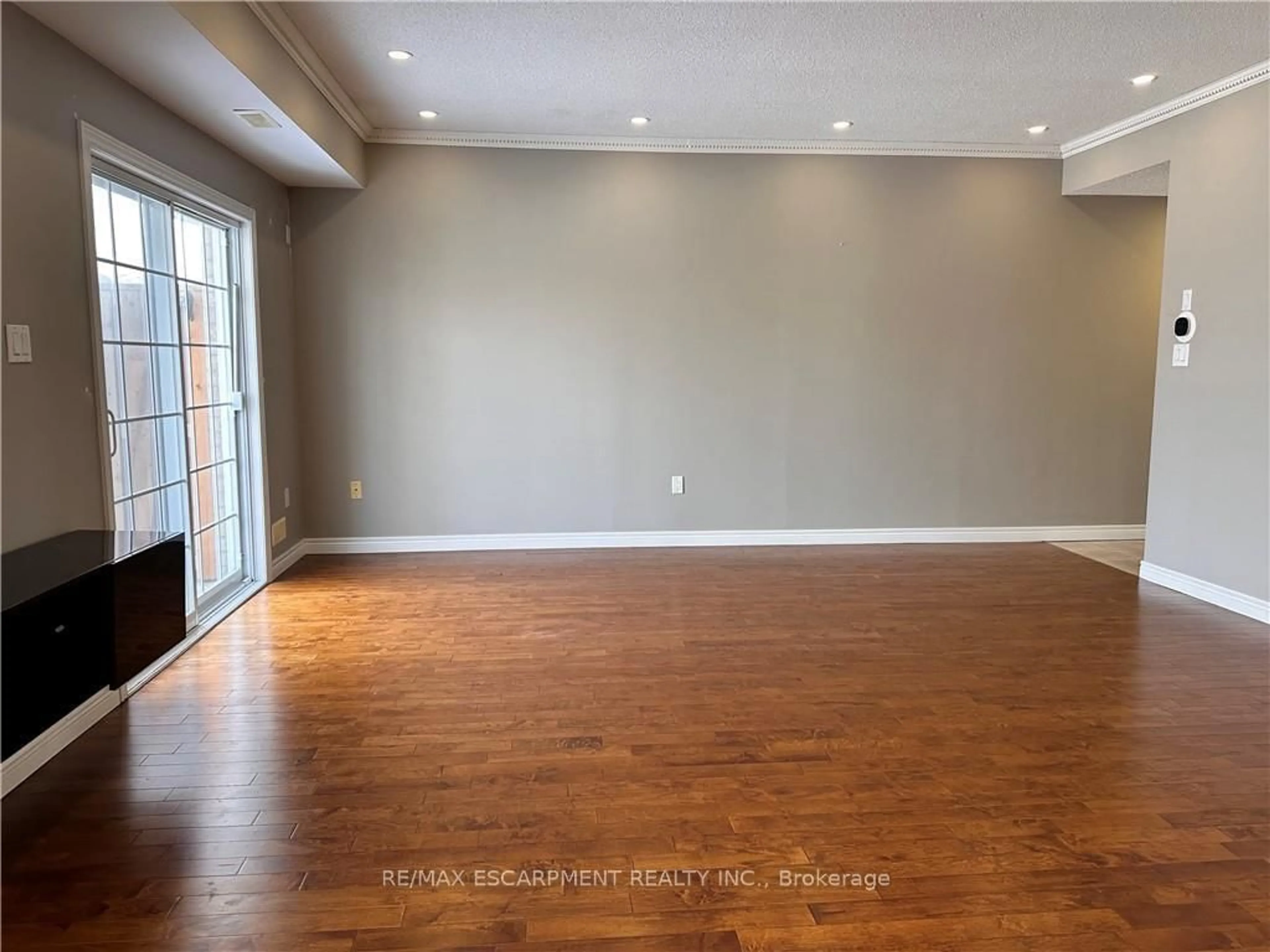 A pic of a room for 2 Harbour Dr #14, Hamilton Ontario L8E 6B1