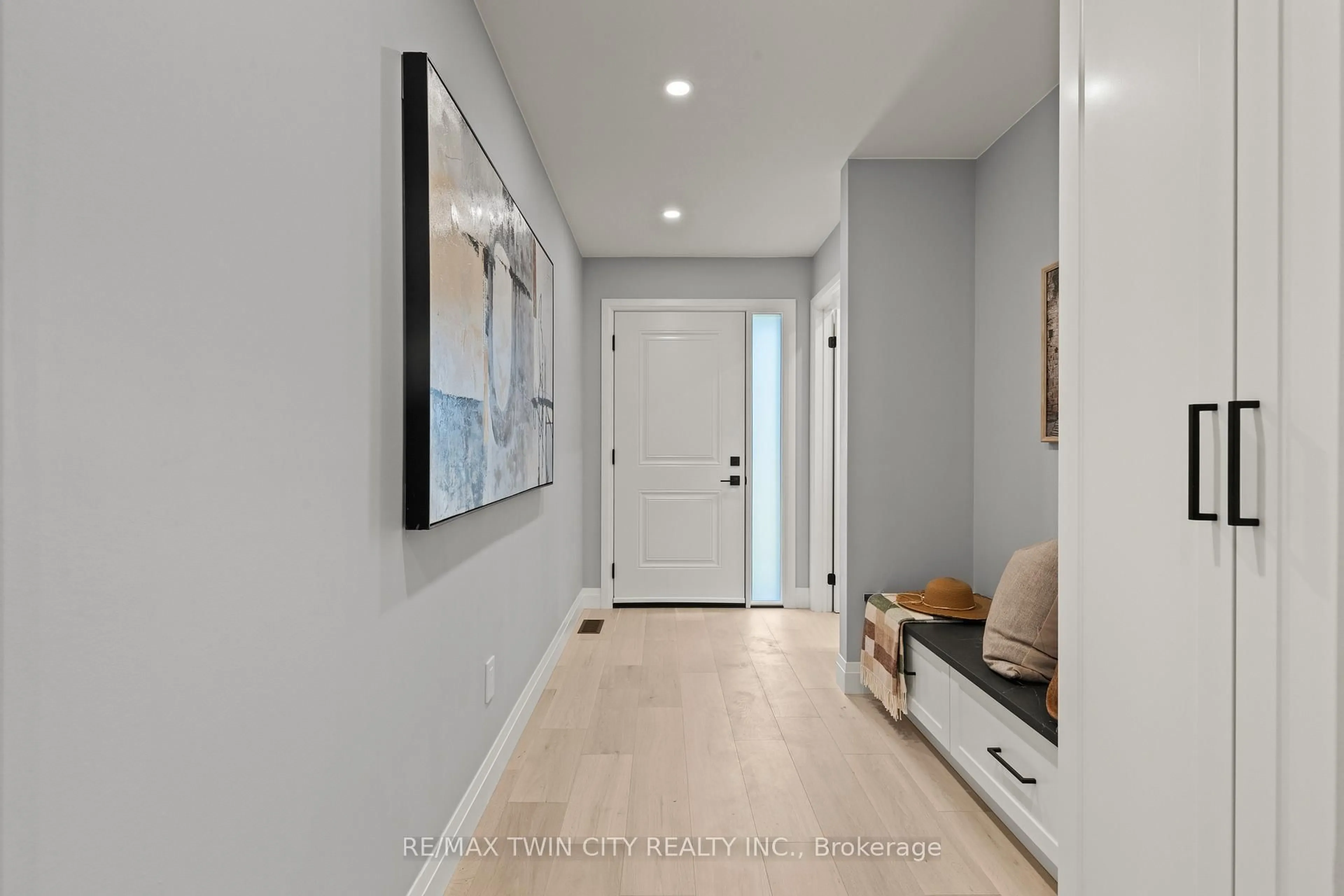 Indoor entryway for 139 King Edward St, Brant Ontario N3L 3E3