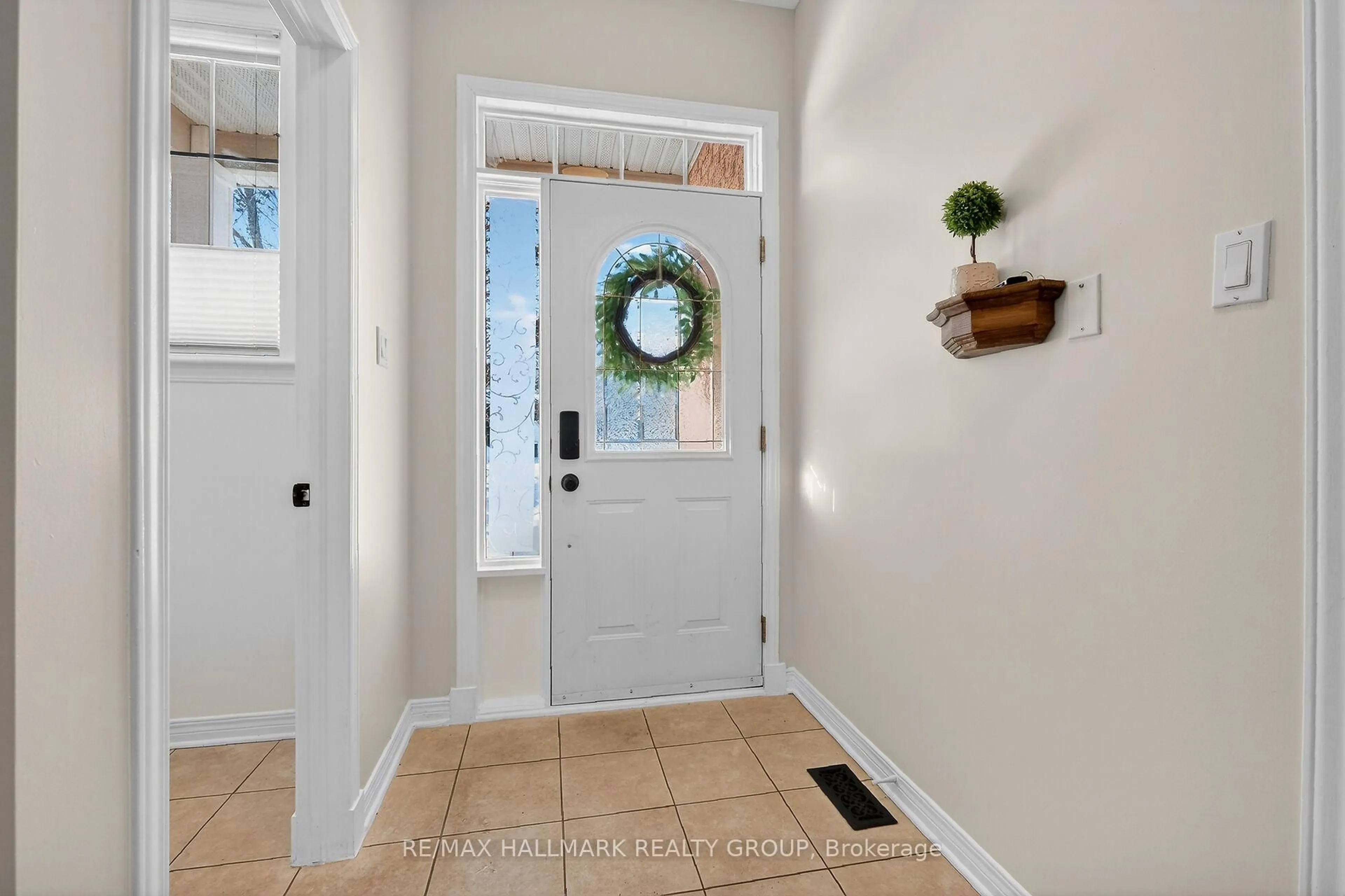 Indoor entryway for 1952 Schroeder Cres, Orleans Ontario K4A 4P7