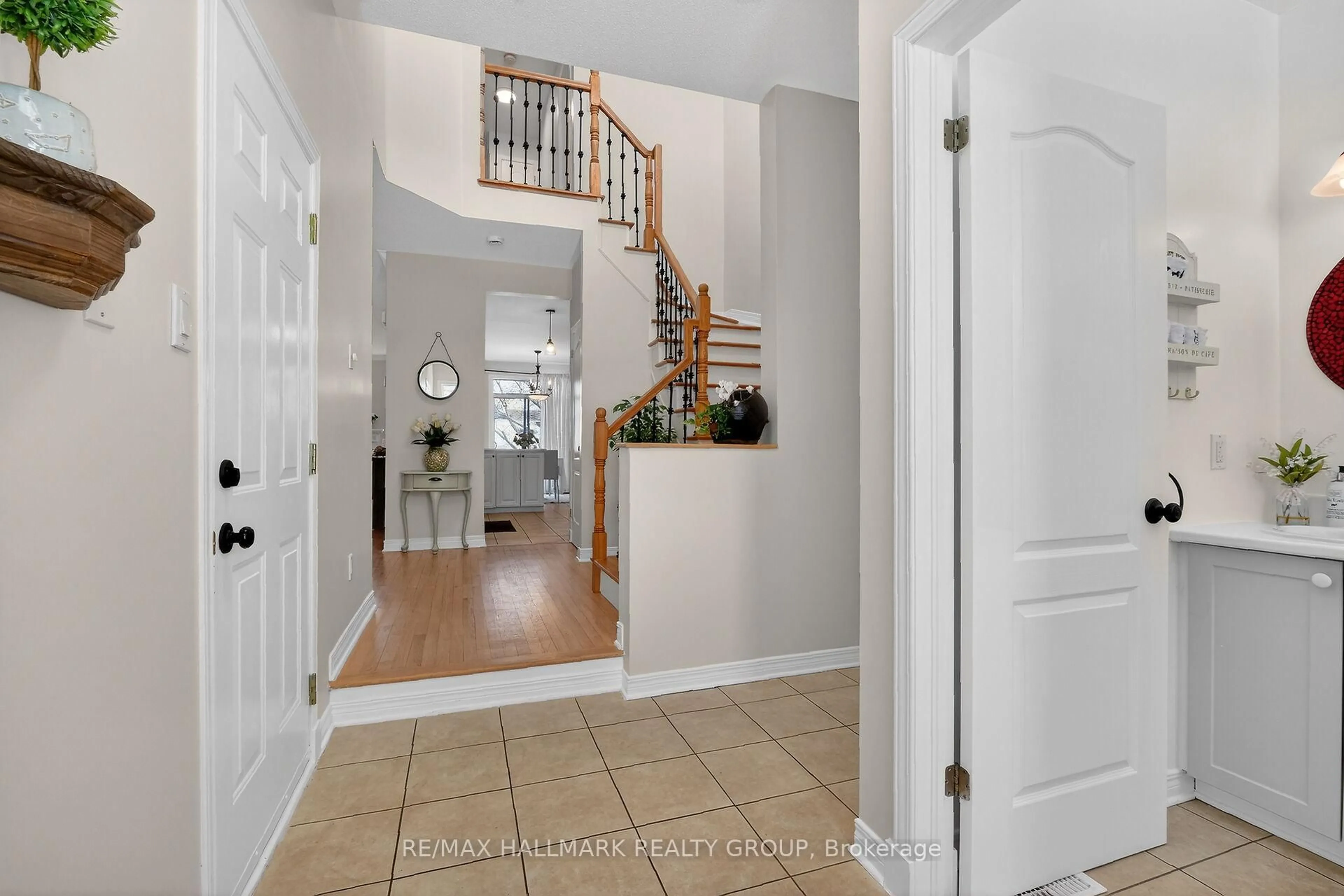 Indoor entryway for 1952 Schroeder Cres, Orleans Ontario K4A 4P7