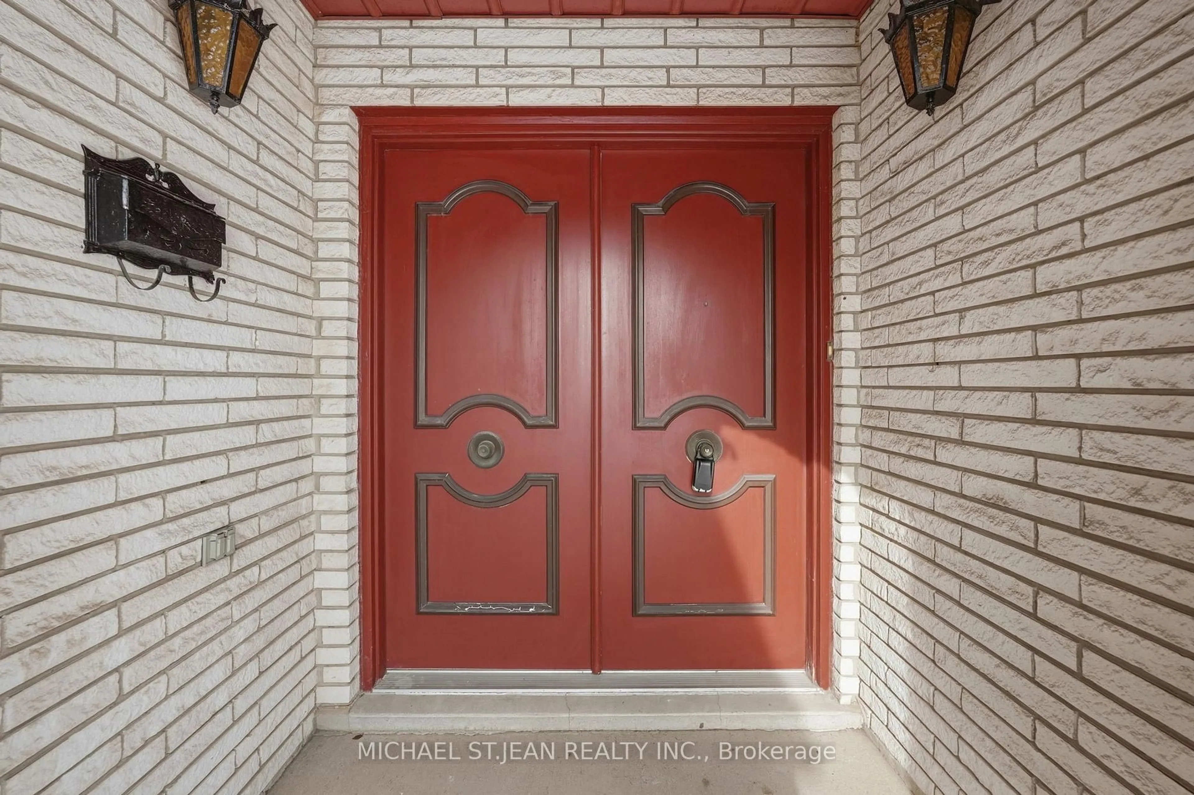 Indoor entryway for 16 Harvard Pl, Hamilton Ontario L9B 1S2