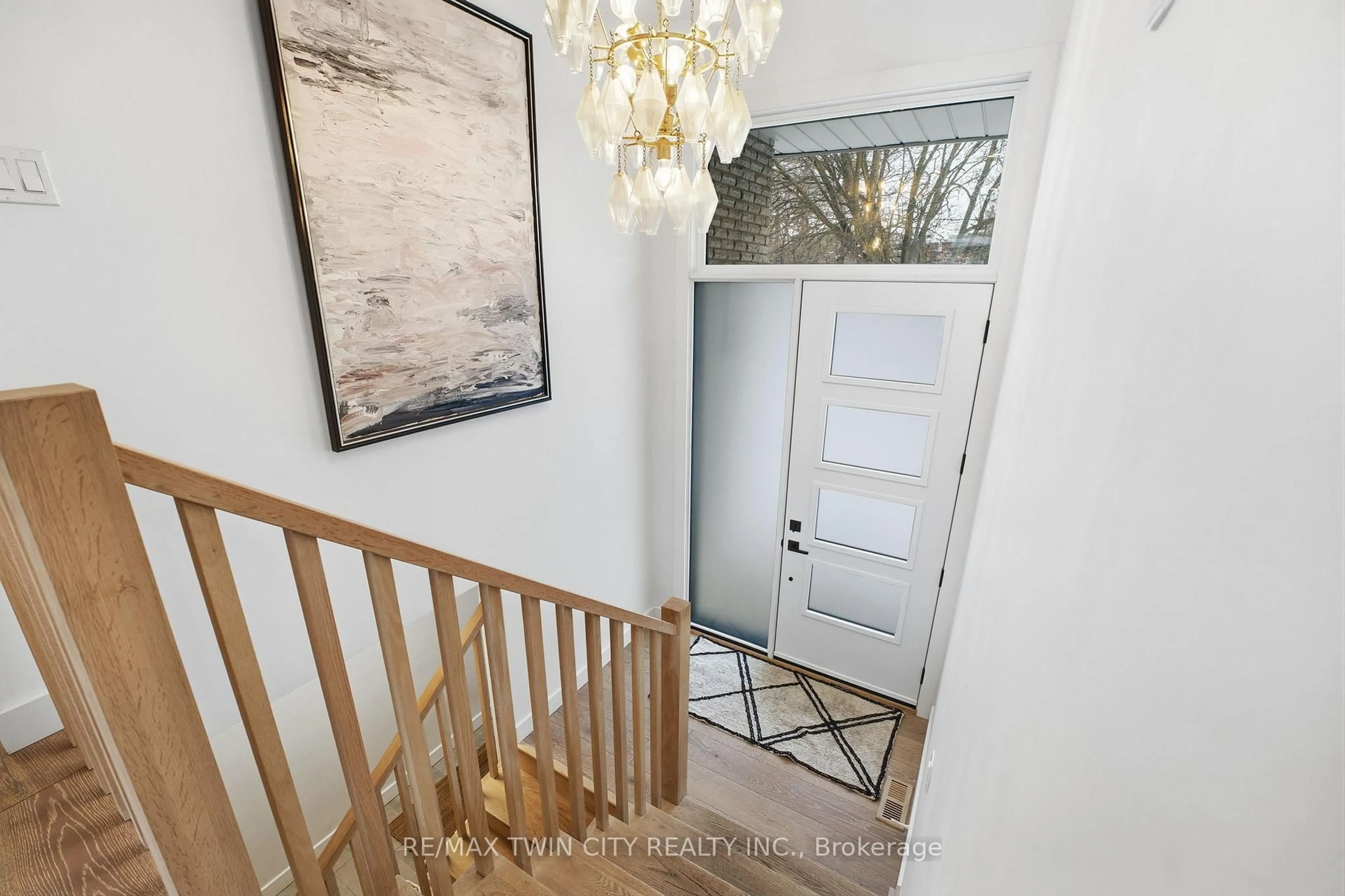 Indoor entryway for 45 Parkside Dr, Brantford Ontario N3T 5G3