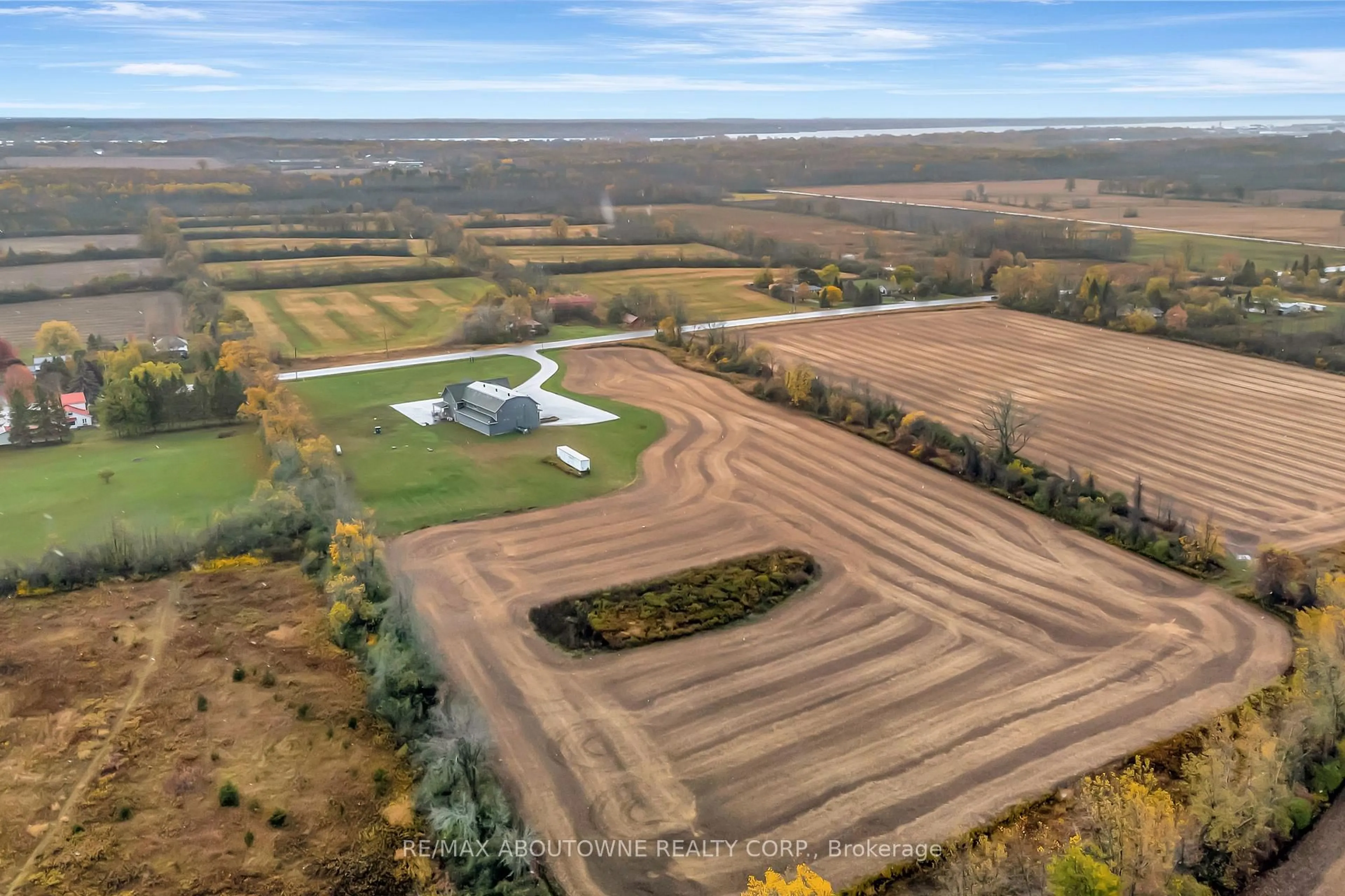 A pic from outside/outdoor area/front of a property/back of a property/a pic from drone, unknown for 842 Hamilton Rd, Belleville Ontario K8N 4Z5