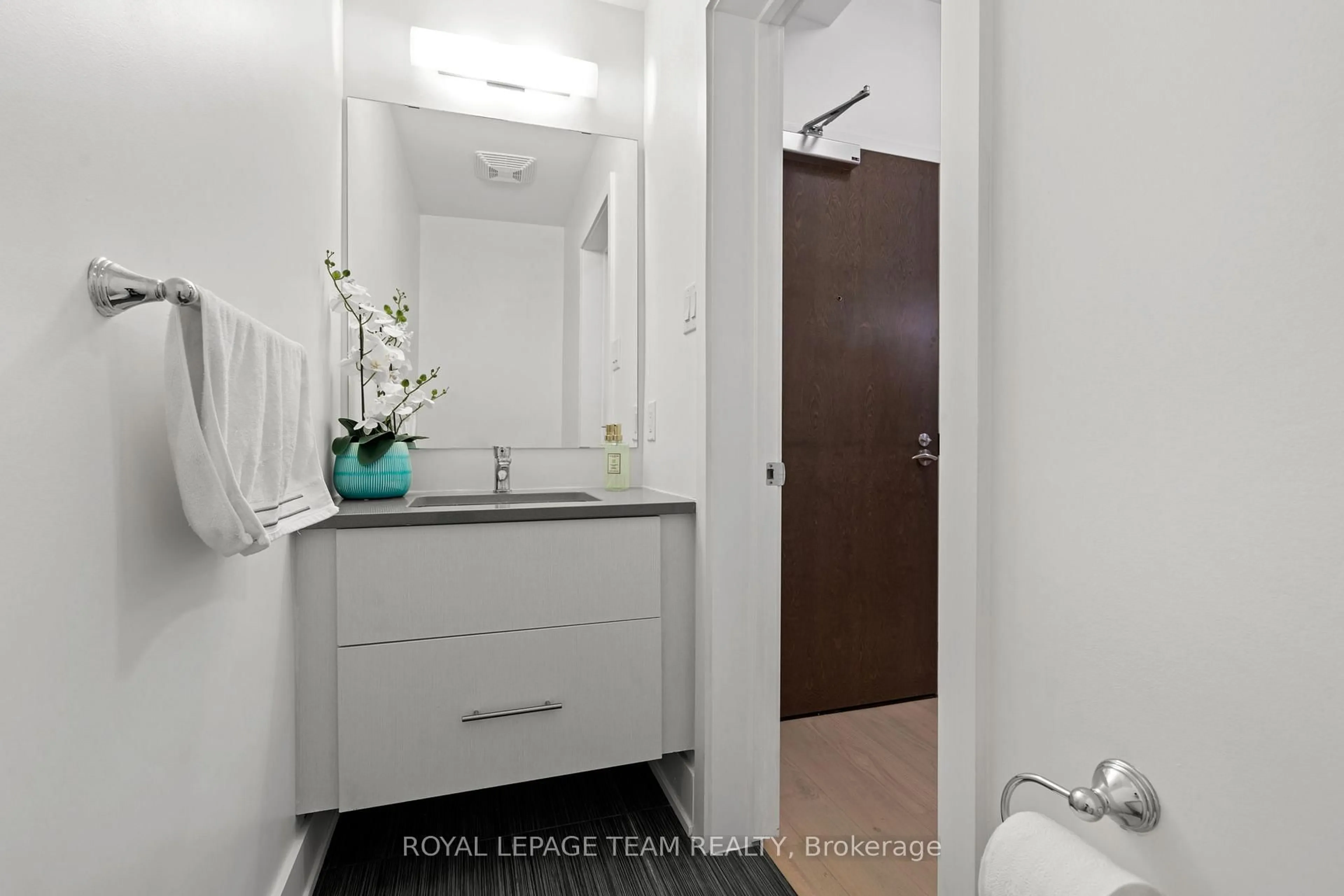 Standard bathroom, ceramic/tile floor for 108 RICHMOND Rd #207, Ottawa Ontario K1Z 0B3
