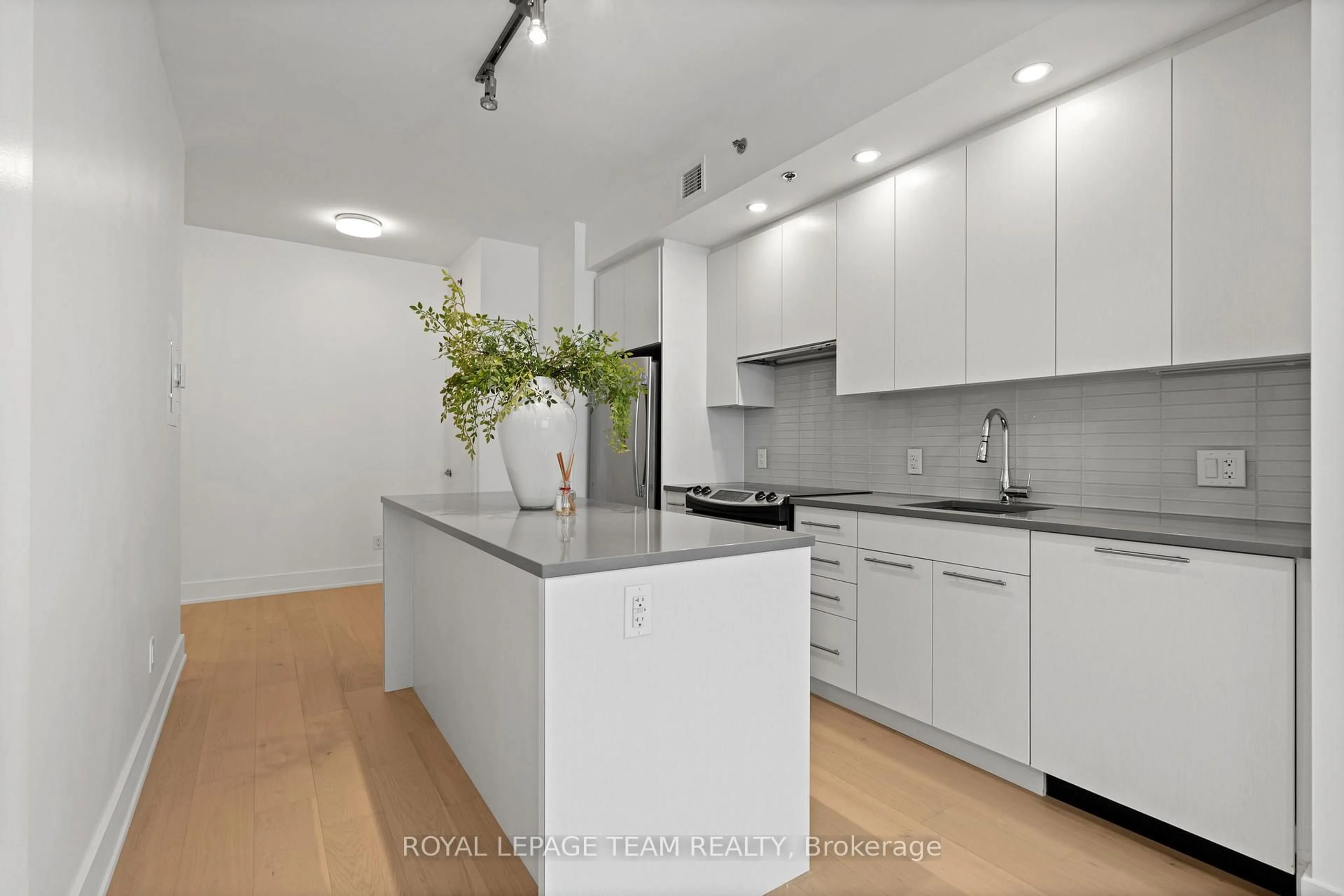 Unknown for 108 RICHMOND Rd #207, Ottawa Ontario K1Z 0B3