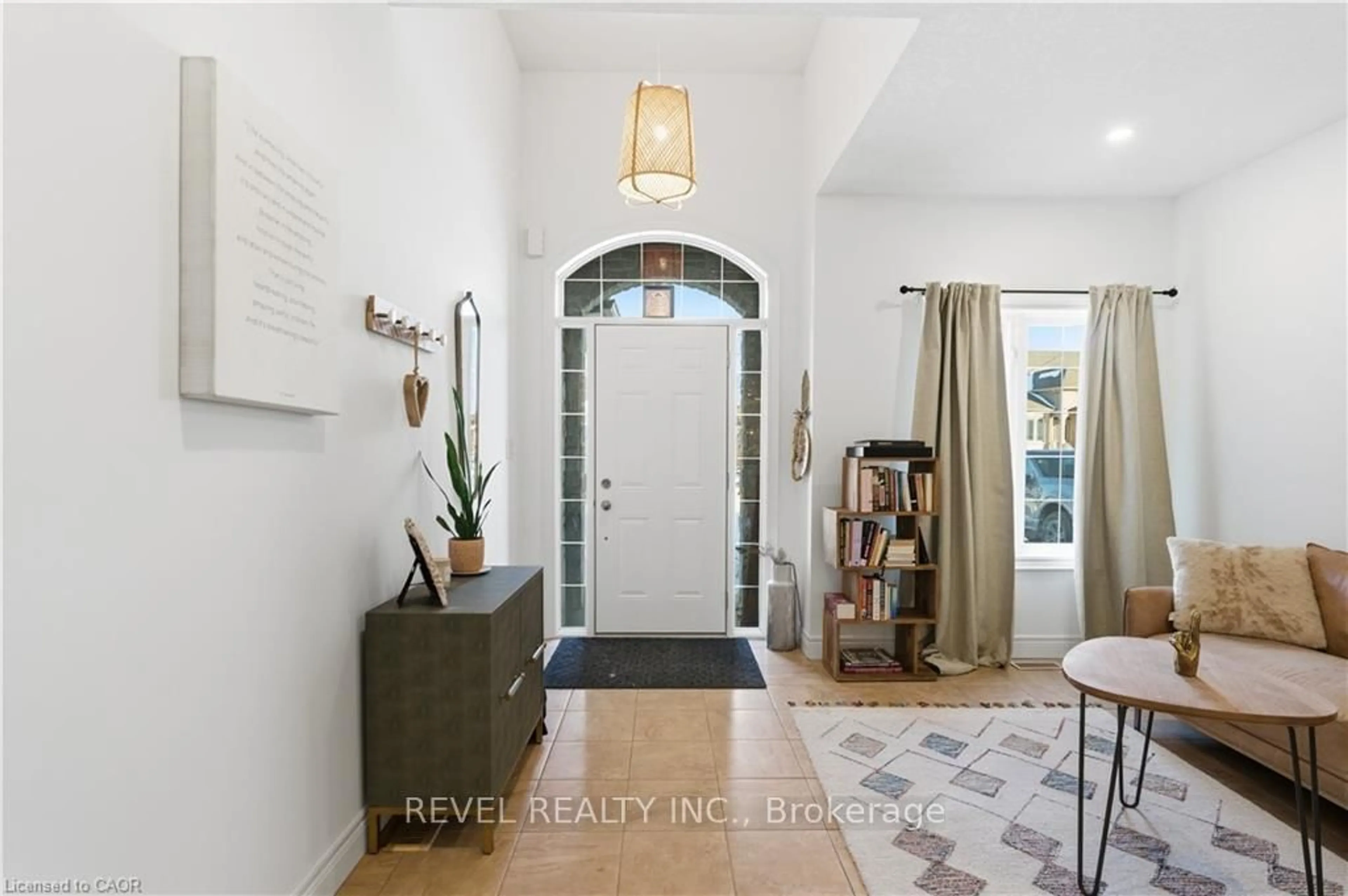 Indoor entryway for 487 Glover Rd, Hamilton Ontario L8E 5C6