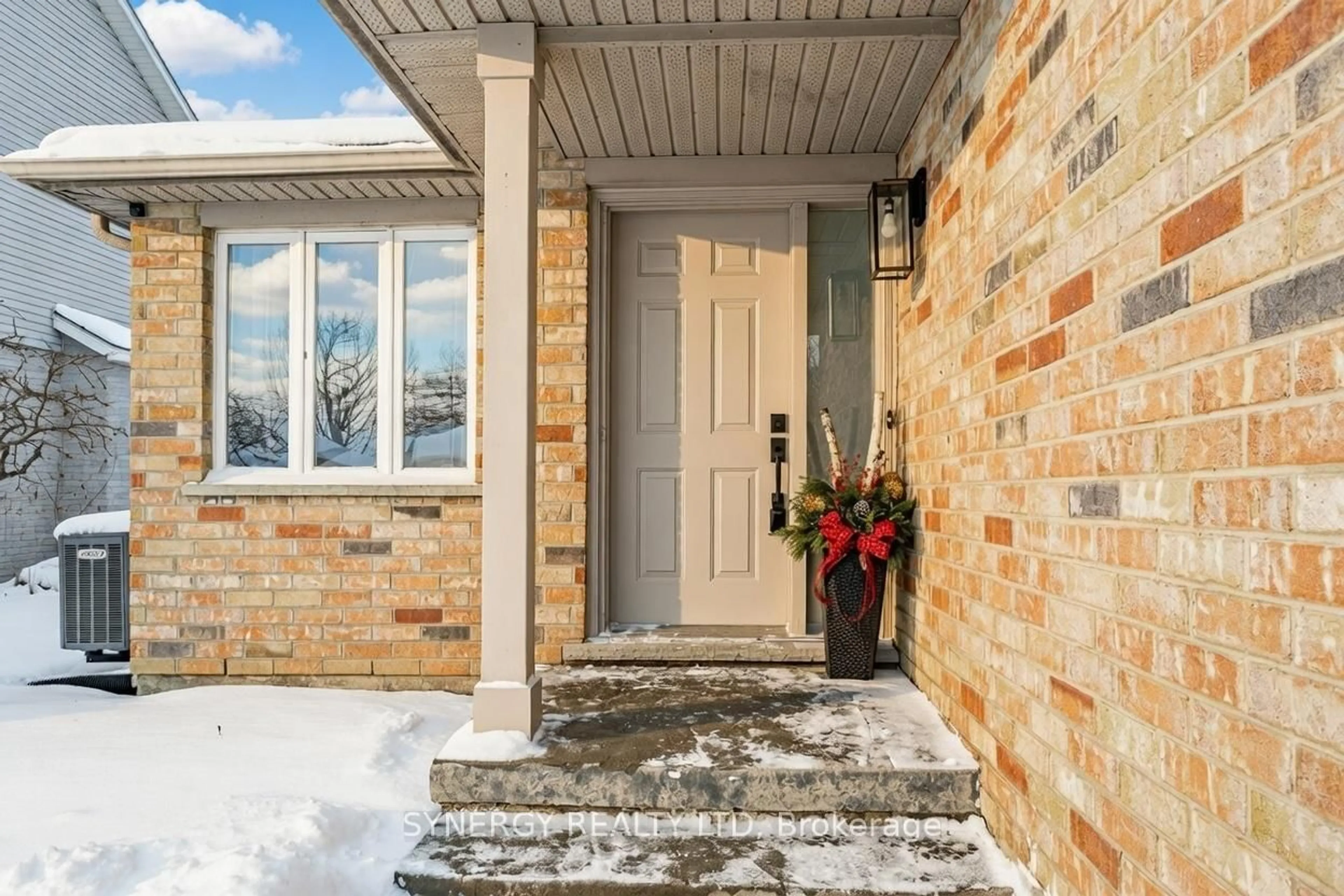 Indoor entryway for 29 Juniper Cres, Strathroy-Caradoc Ontario N7G 4G4
