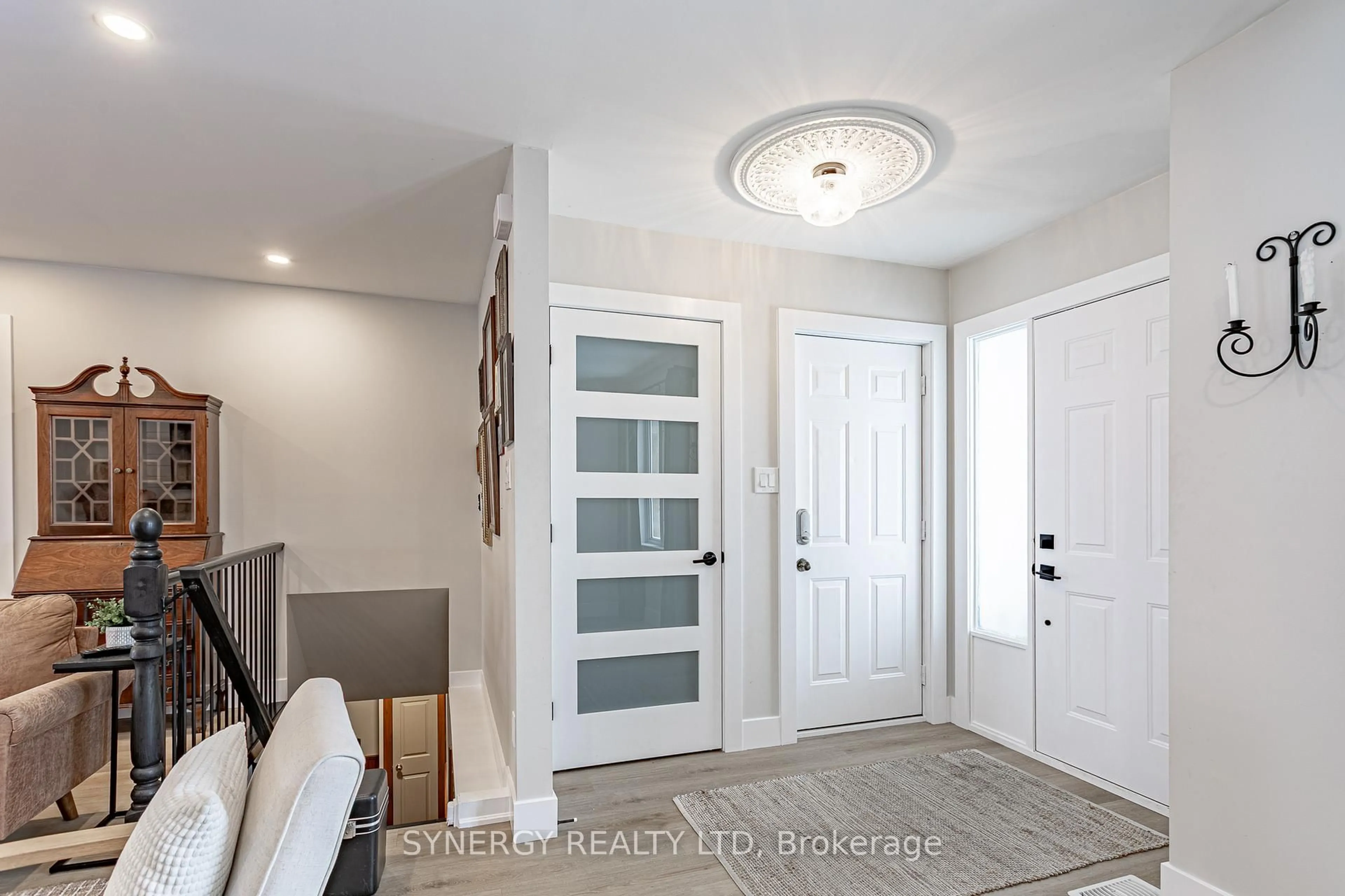 Indoor entryway for 29 Juniper Cres, Strathroy-Caradoc Ontario N7G 4G4