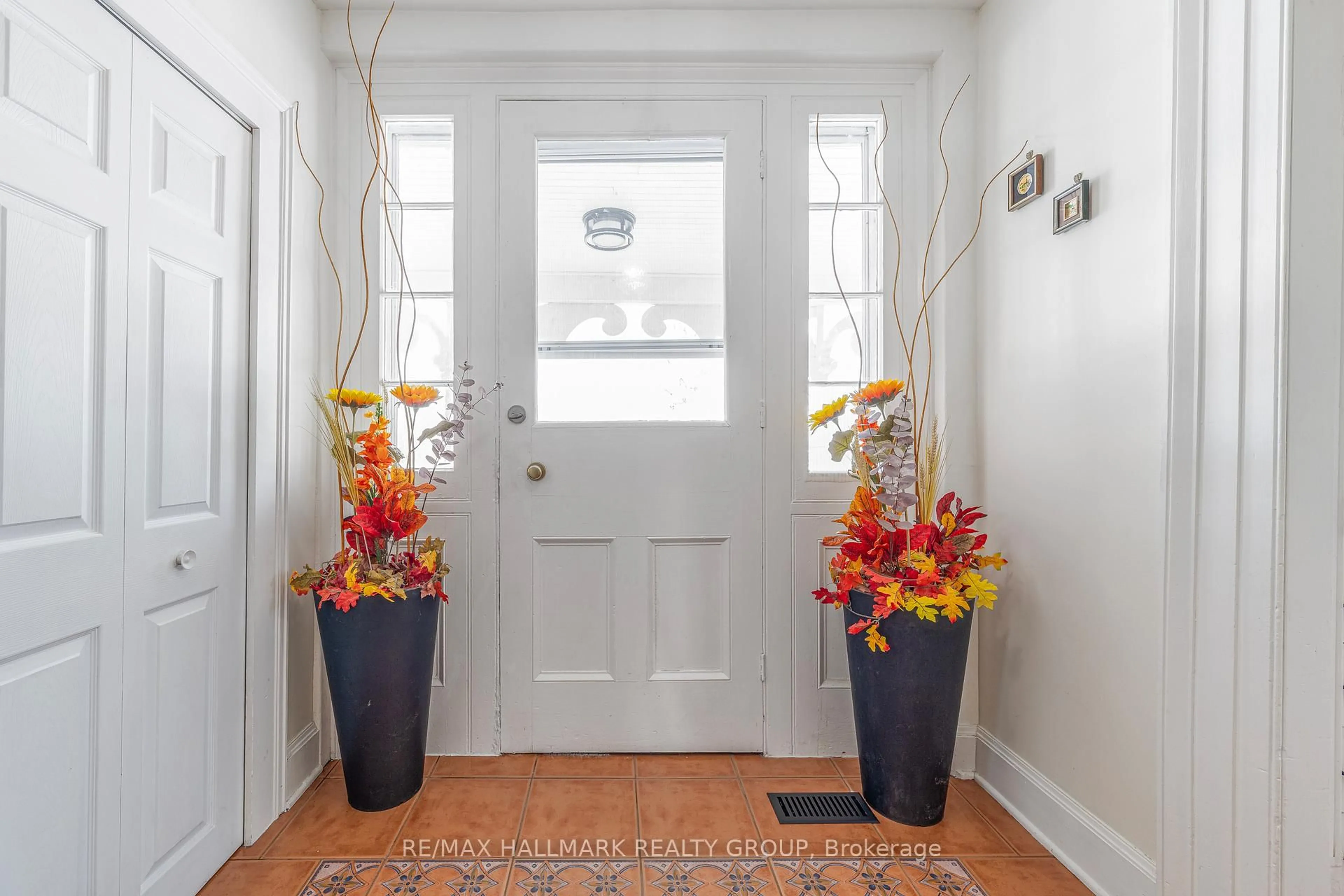 Indoor entryway for 2337 Harlem Rd, Rideau Lakes Ontario K0G 1E0