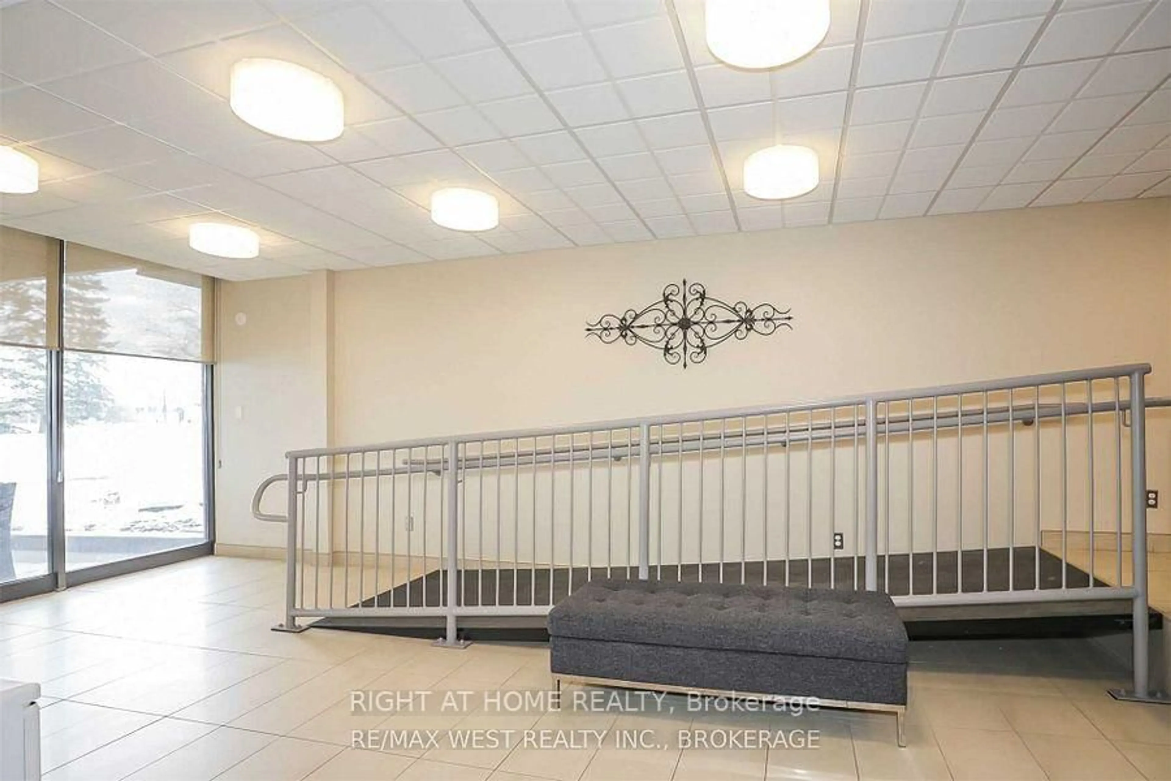 Indoor foyer for 215 Glenridge Ave #207, St. Catharines Ontario L2T 3J7