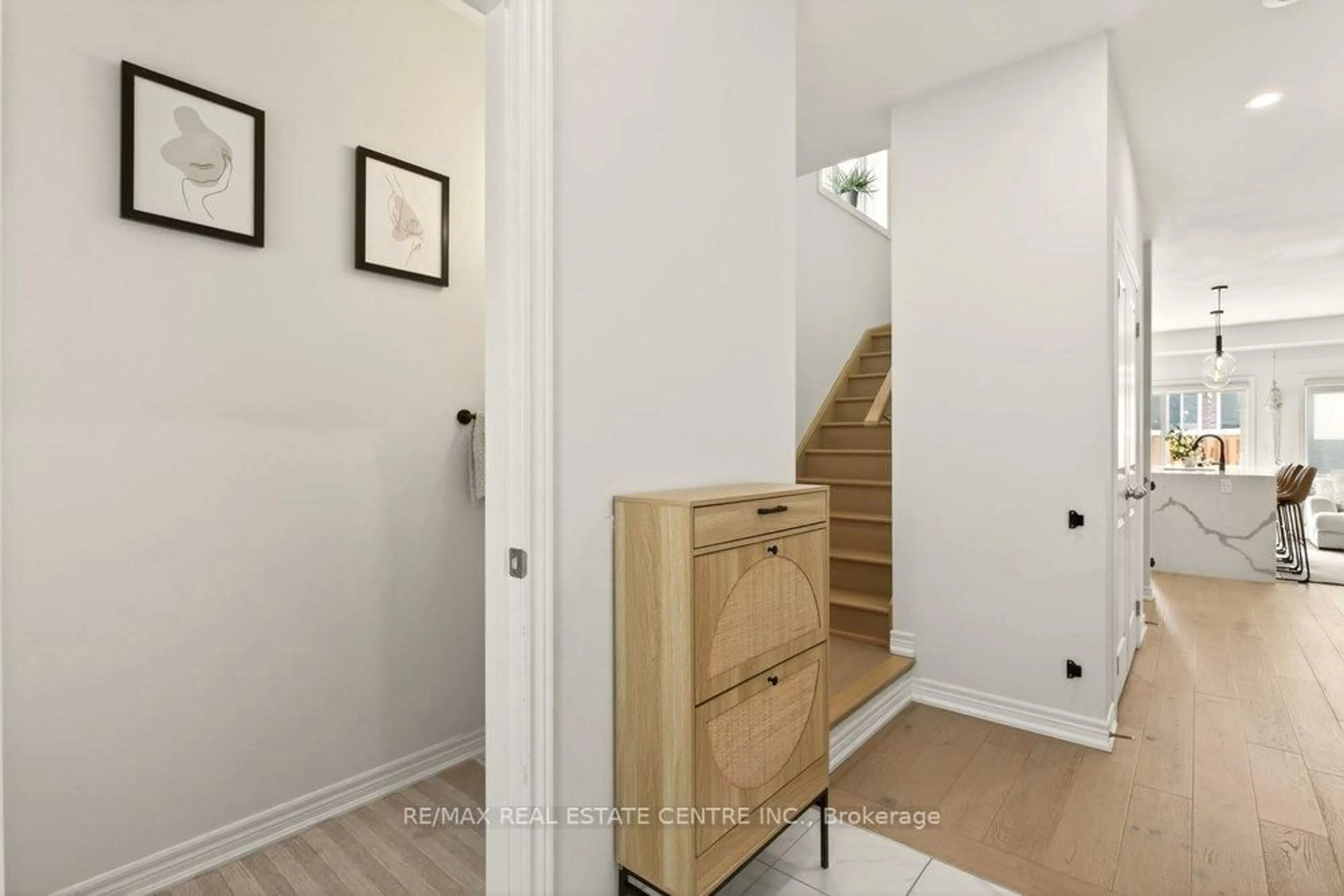 Indoor entryway for 74 Bobolink Rd, Hamilton Ontario L9A 2P5