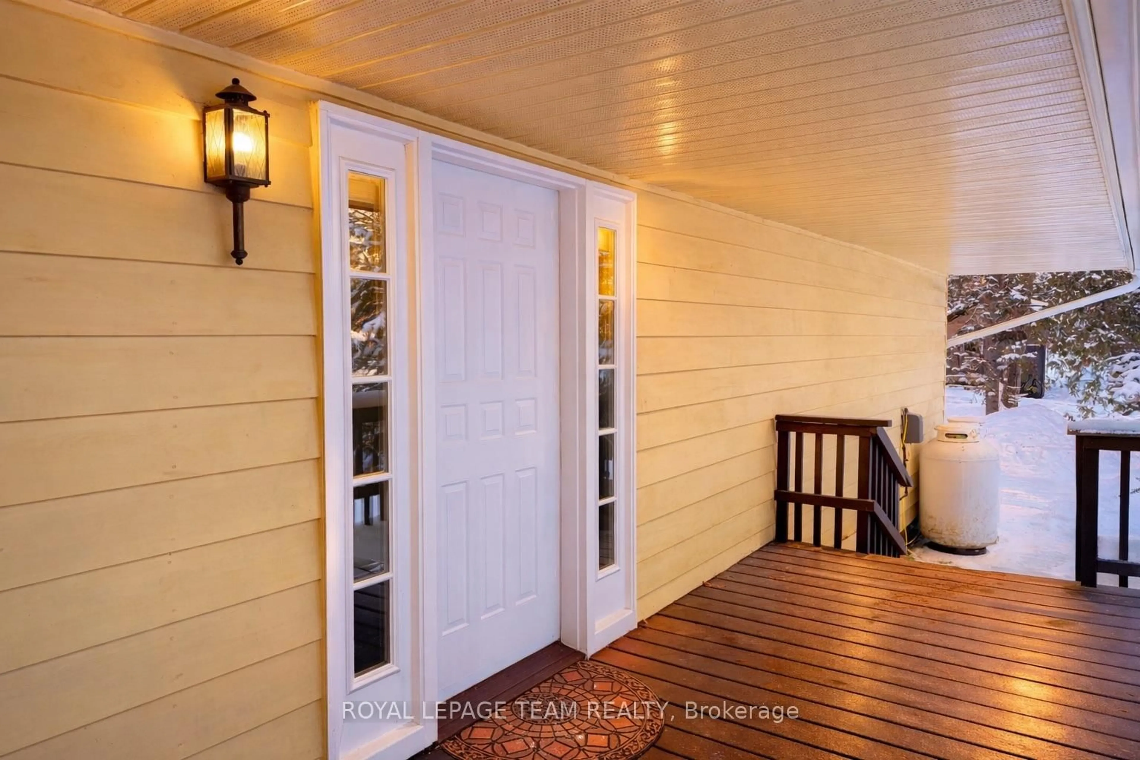 Indoor entryway for 4 MURCHISON Rd, South Algonquin Ontario K0J 2C0