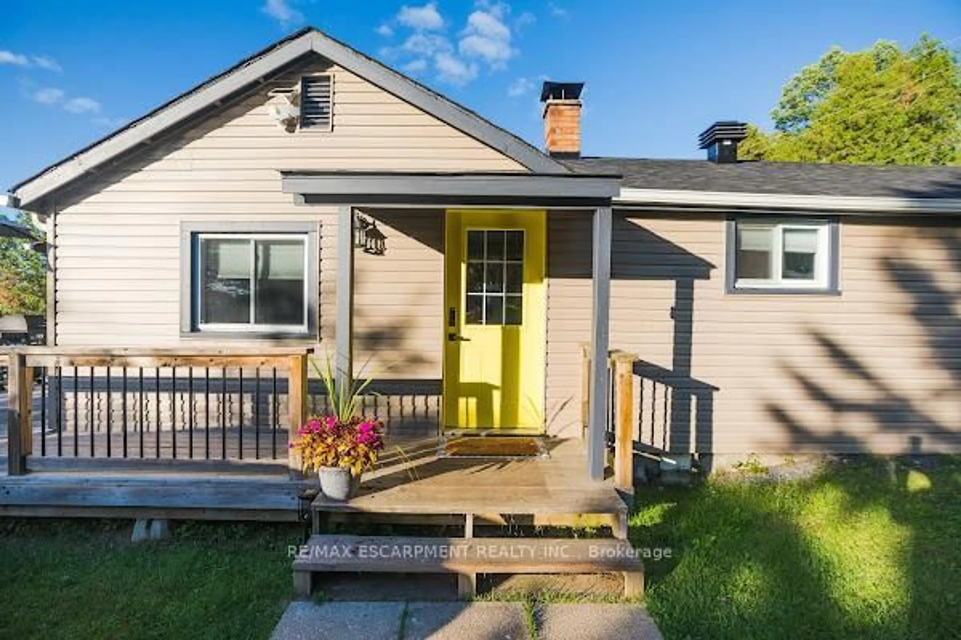 Home with vinyl exterior material, street for 372 Gunter Lake Rd, Hastings Ontario K0L 1W0