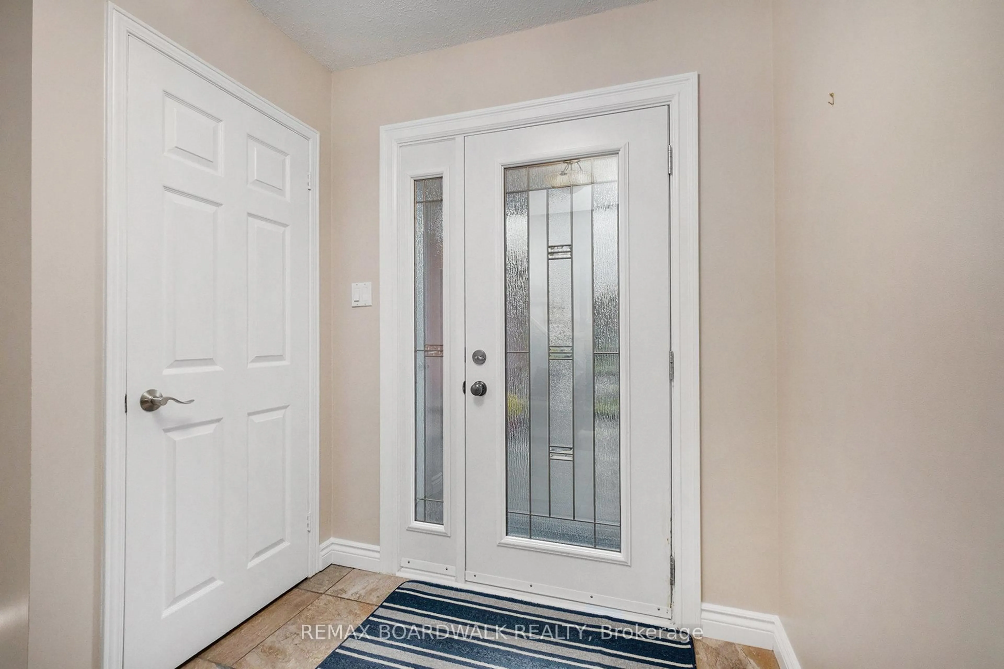 Indoor entryway for 1315 Prestone Dr, Ottawa Ontario K1E 2Z2