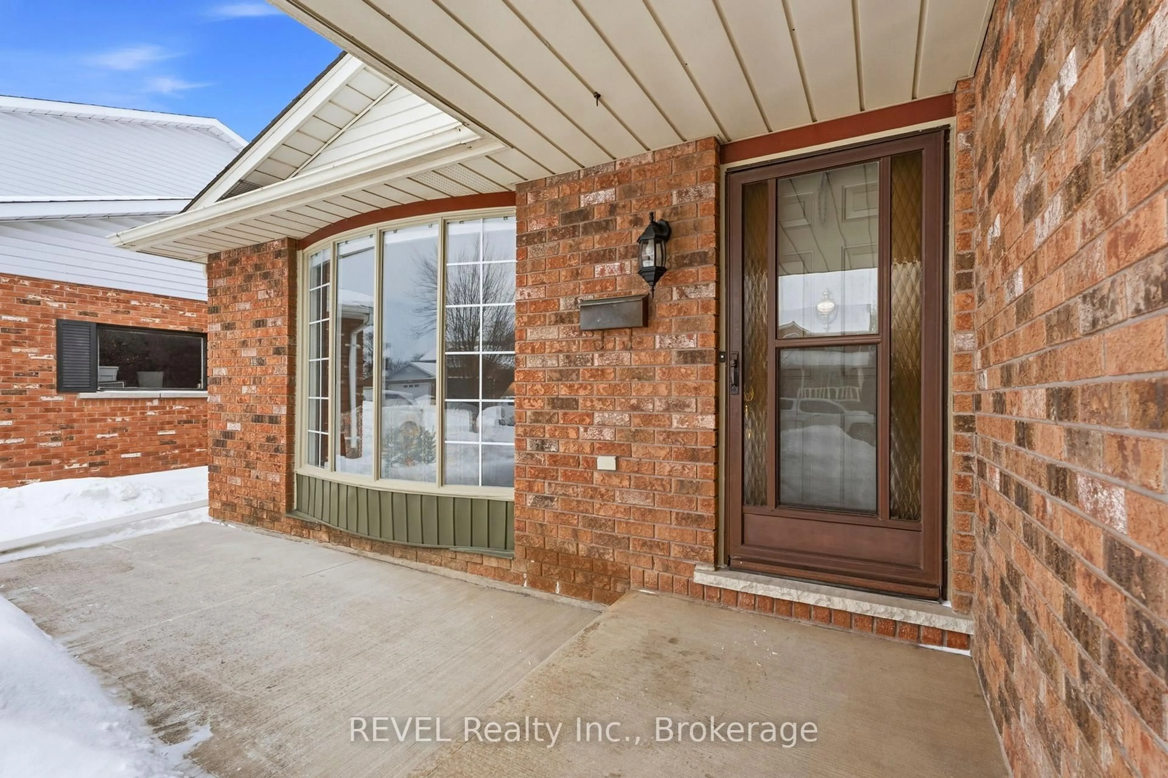 Indoor entryway for 7362 Nathan Cres, Niagara Falls Ontario L2G 7R6