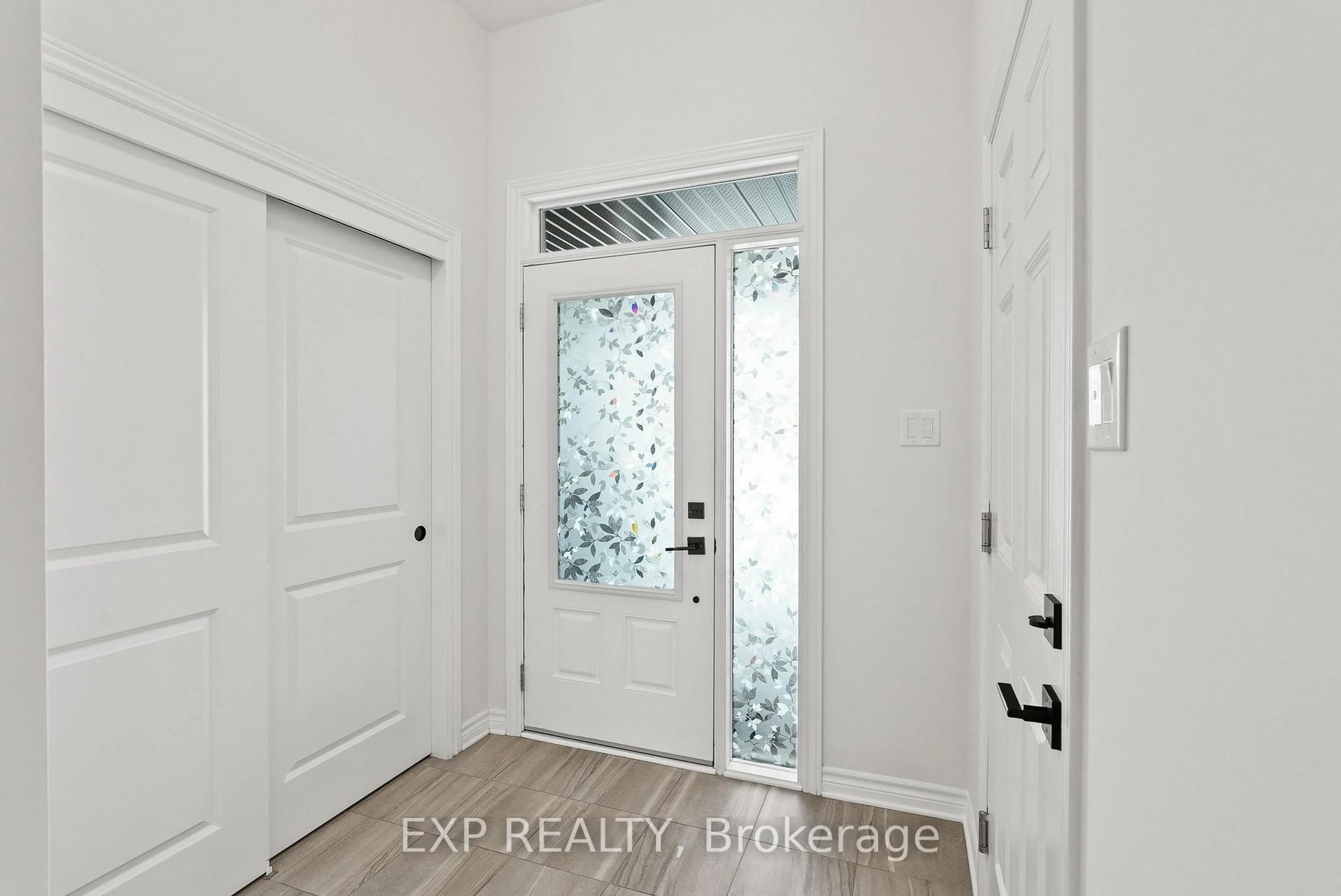 Indoor entryway for 725 Miikana Rd, Ottawa Ontario K1X 0H7