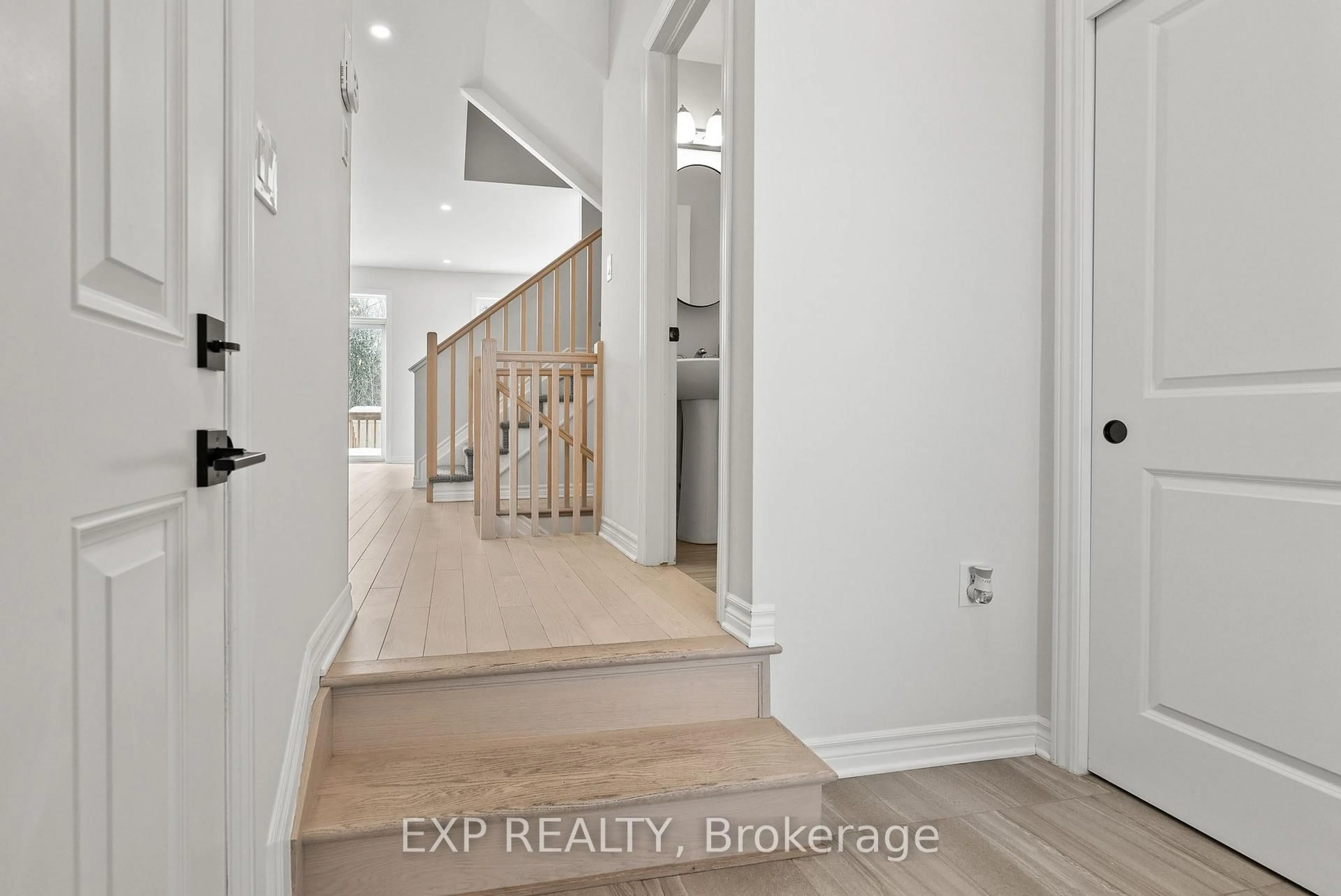 Indoor entryway for 725 Miikana Rd, Ottawa Ontario K1X 0H7