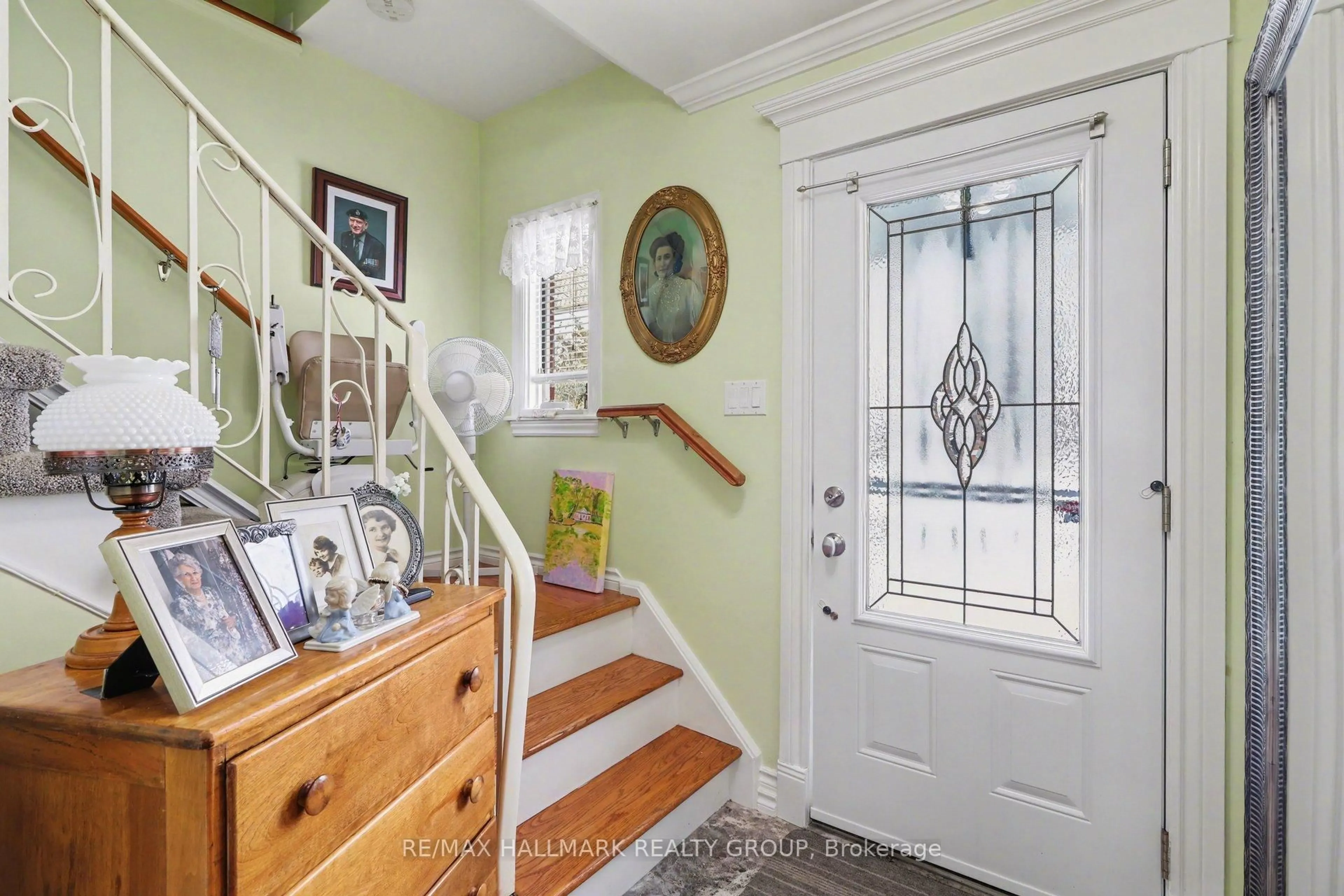 Indoor entryway for 232 Kennedy Lane, Orleans Ontario K1E 1G7