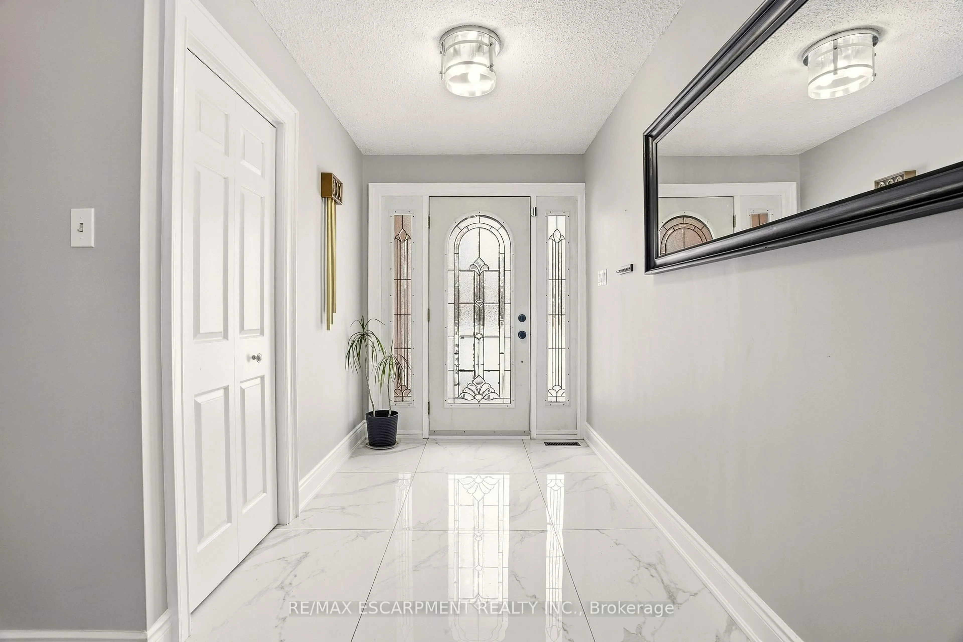 Indoor entryway for 41 John Martin Cres, Hamilton Ontario L0R 2H0