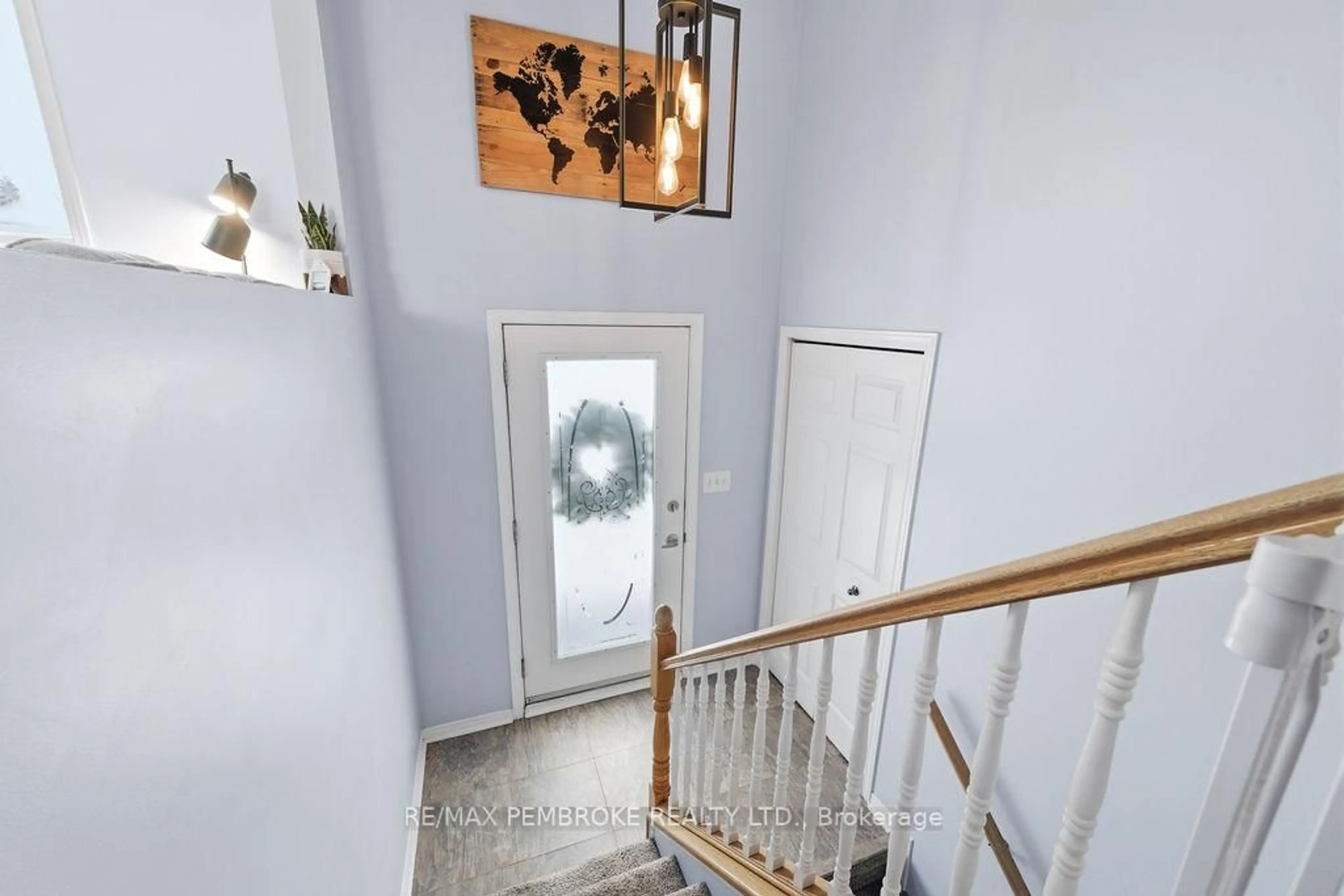 Indoor entryway for 22 James St, Petawawa Ontario K8H 3B5