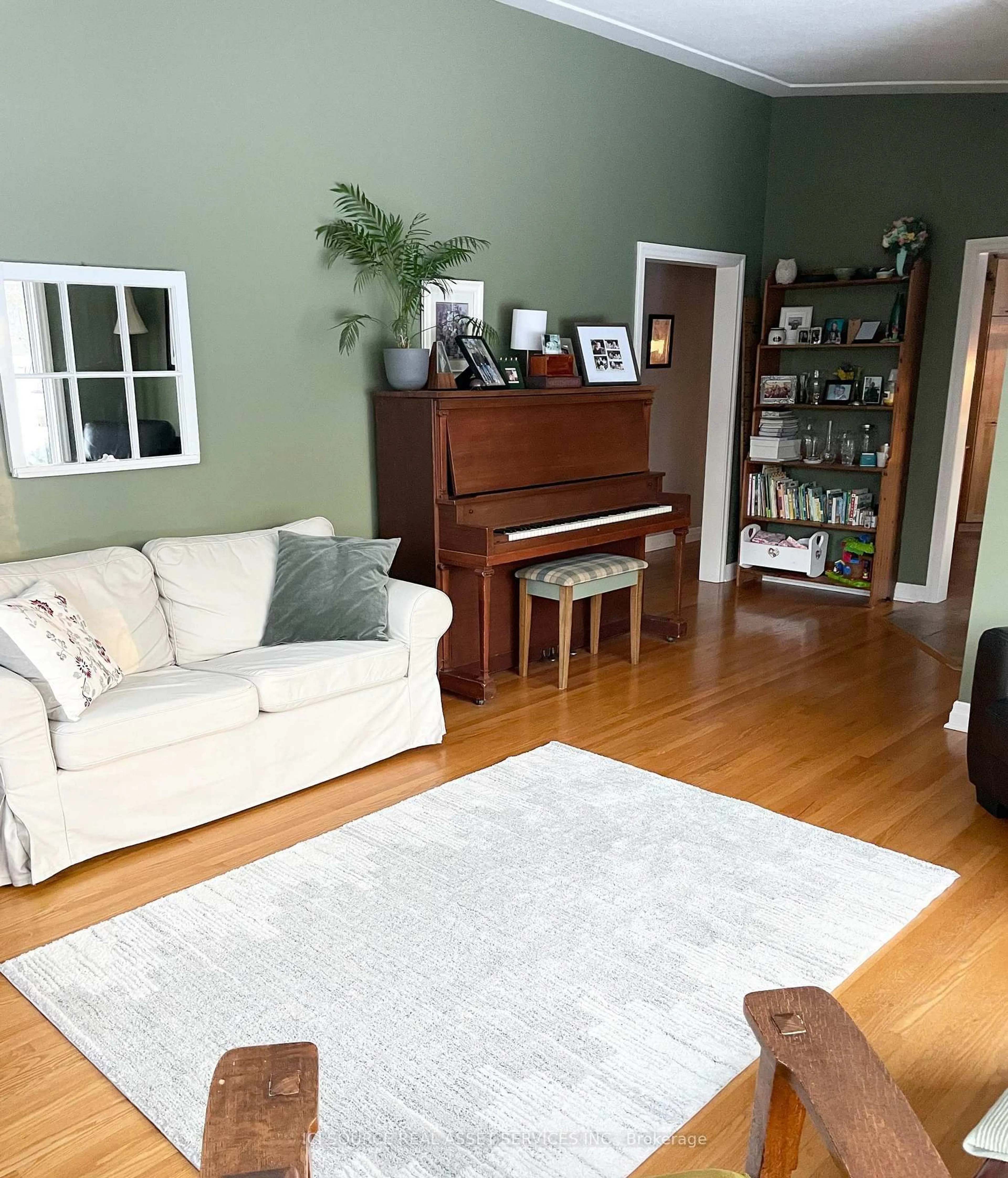 Living room with furniture, unknown for 4113 Aberdeen Rd, Lincoln Ontario L0R 1B6