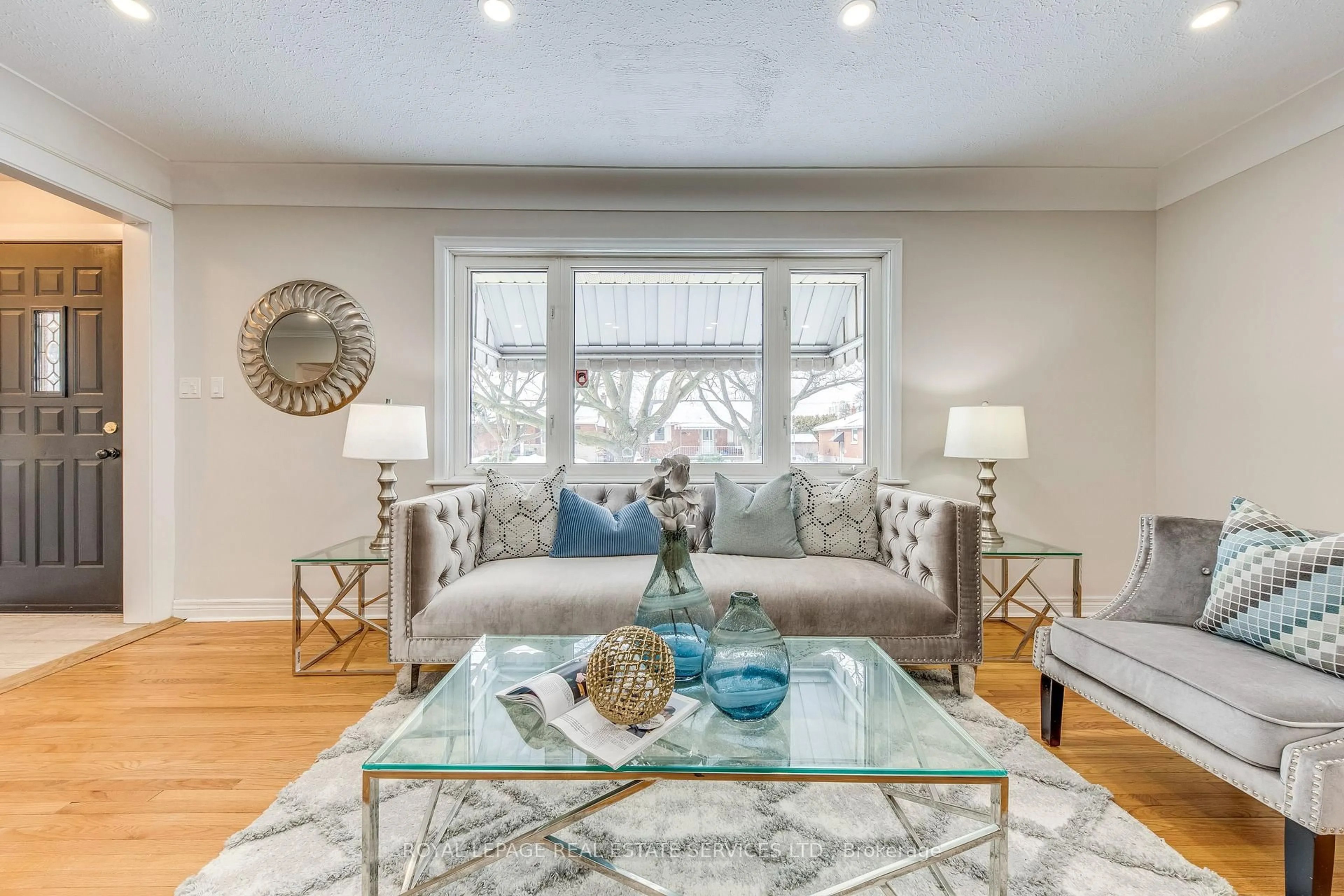 Living room with furniture, unknown for 186 Fernwood Cres, Hamilton Ontario L8T 3L4