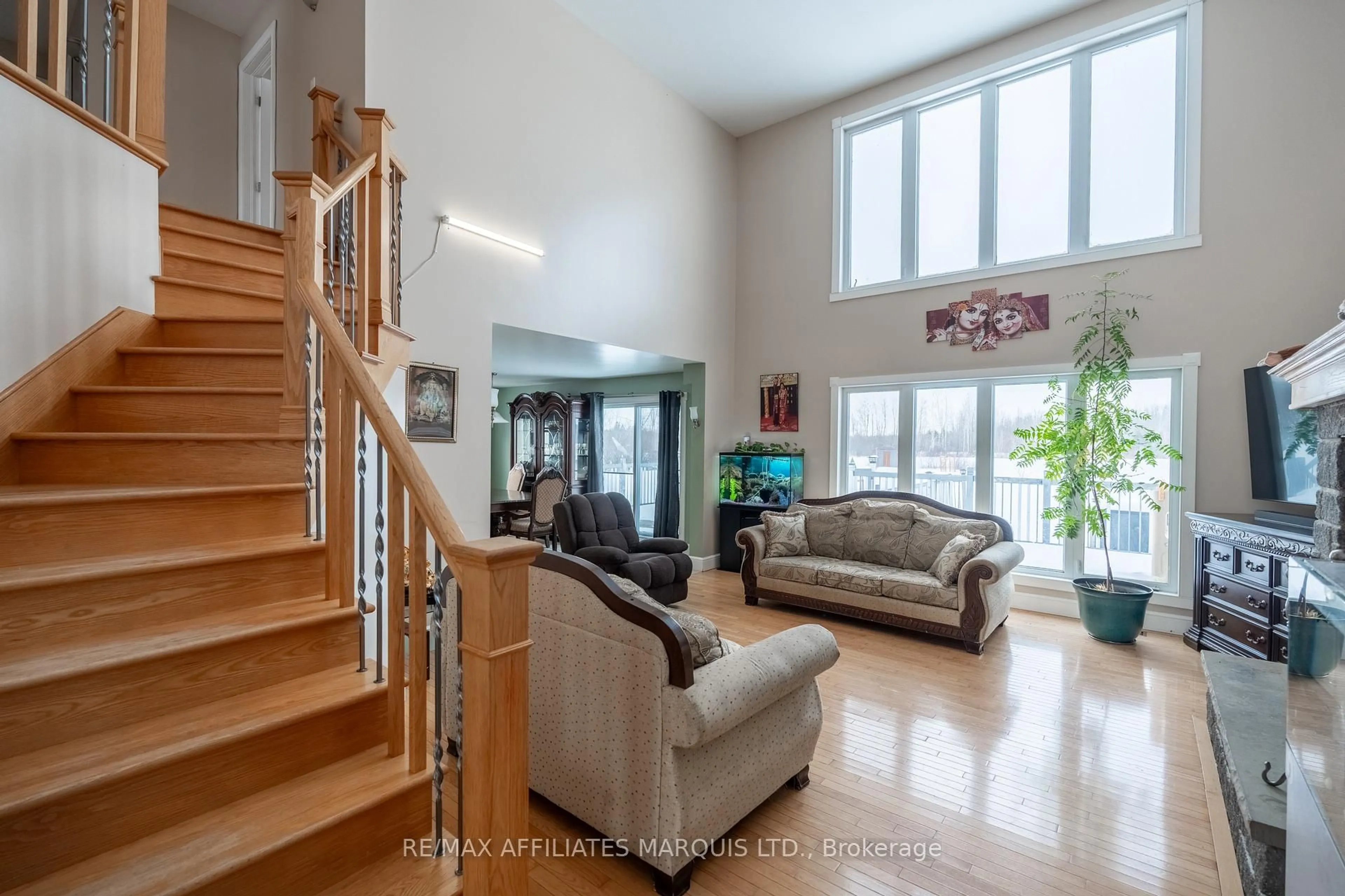 Indoor foyer for 13981 Anderson Rd, South Stormont Ontario K0C 1X0