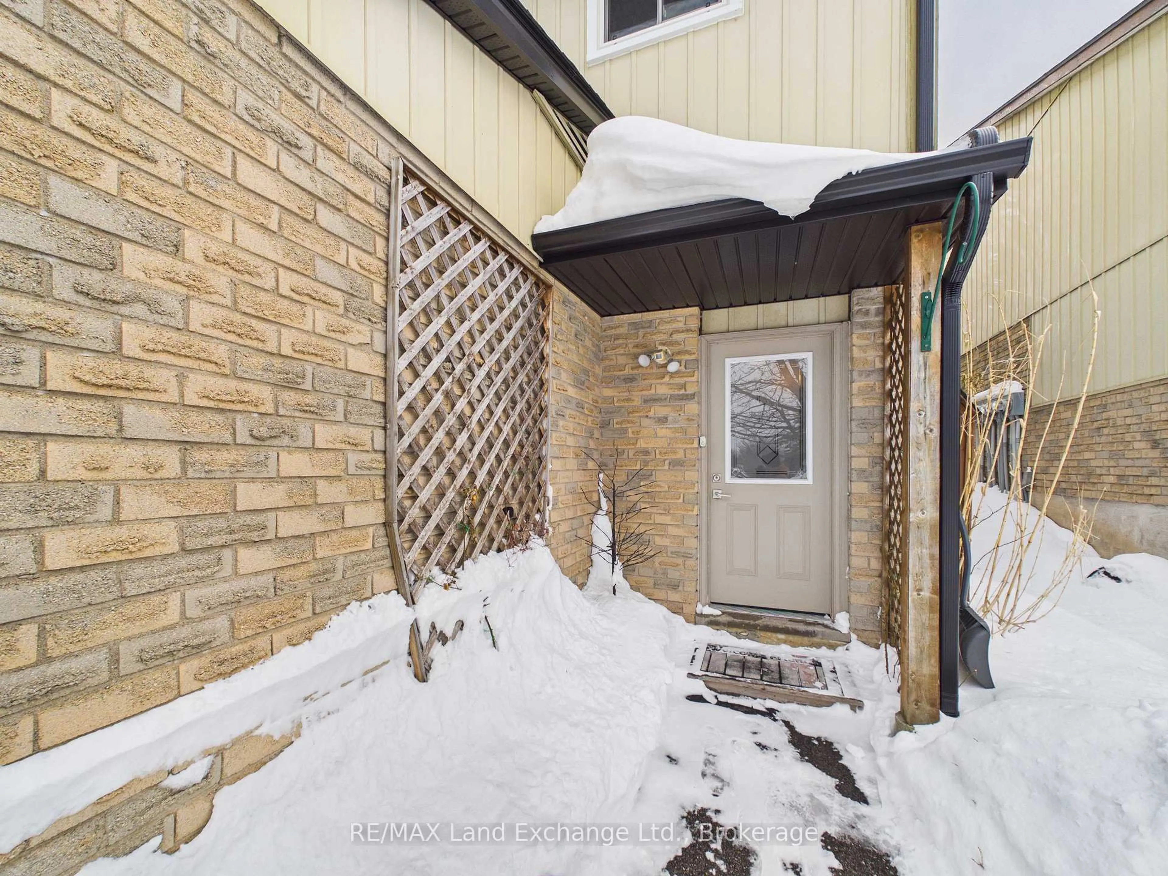 Indoor entryway for 638 Hunter St, Kincardine Ontario N2Z 1R6