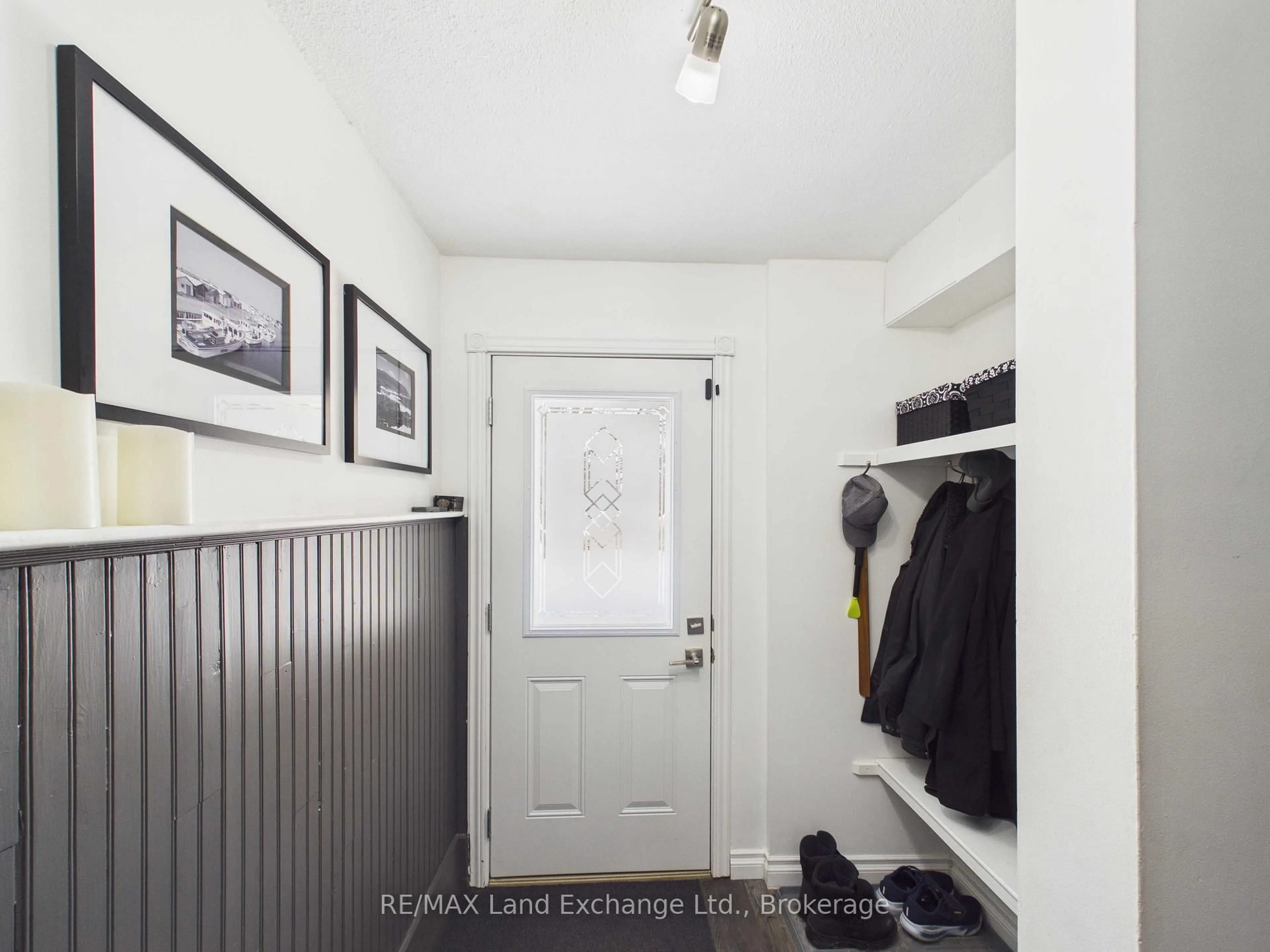Indoor entryway for 638 Hunter St, Kincardine Ontario N2Z 1R6