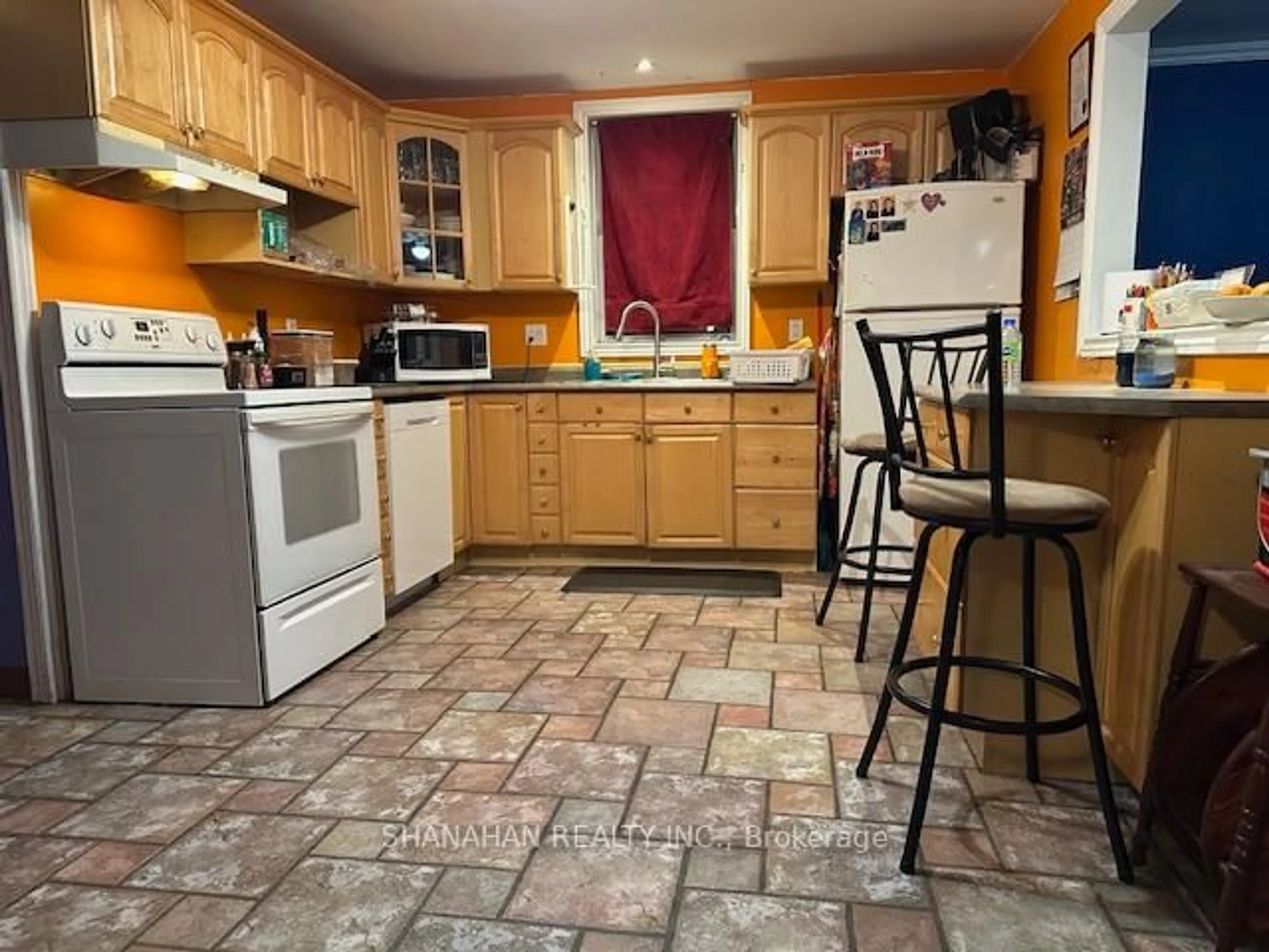 Standard kitchen, ceramic/tile floor for 578 Erie St, Warwick Ontario N0M 2S0
