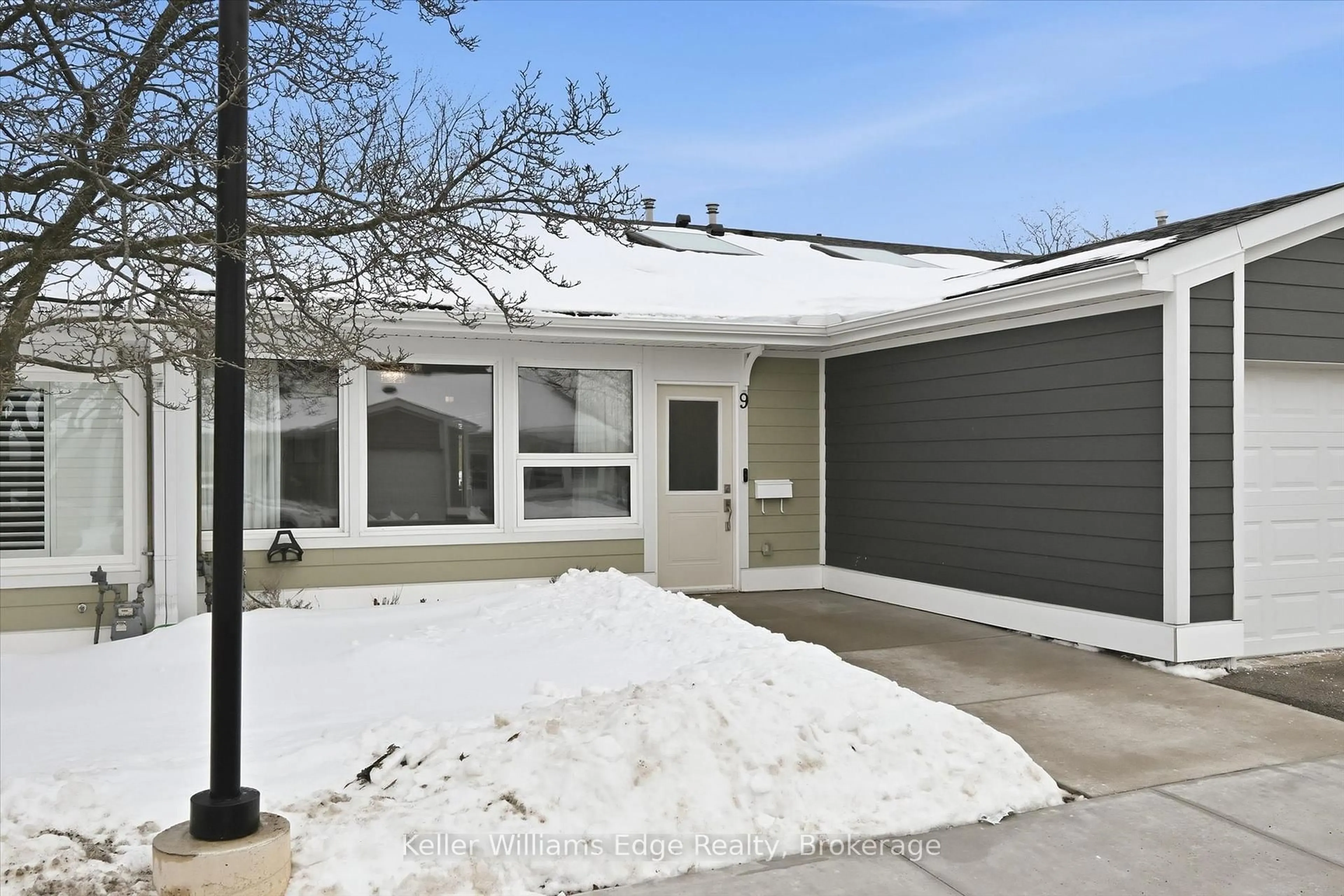 Unknown for 9 Gates Lane, Hamilton Ontario L9B 1T8