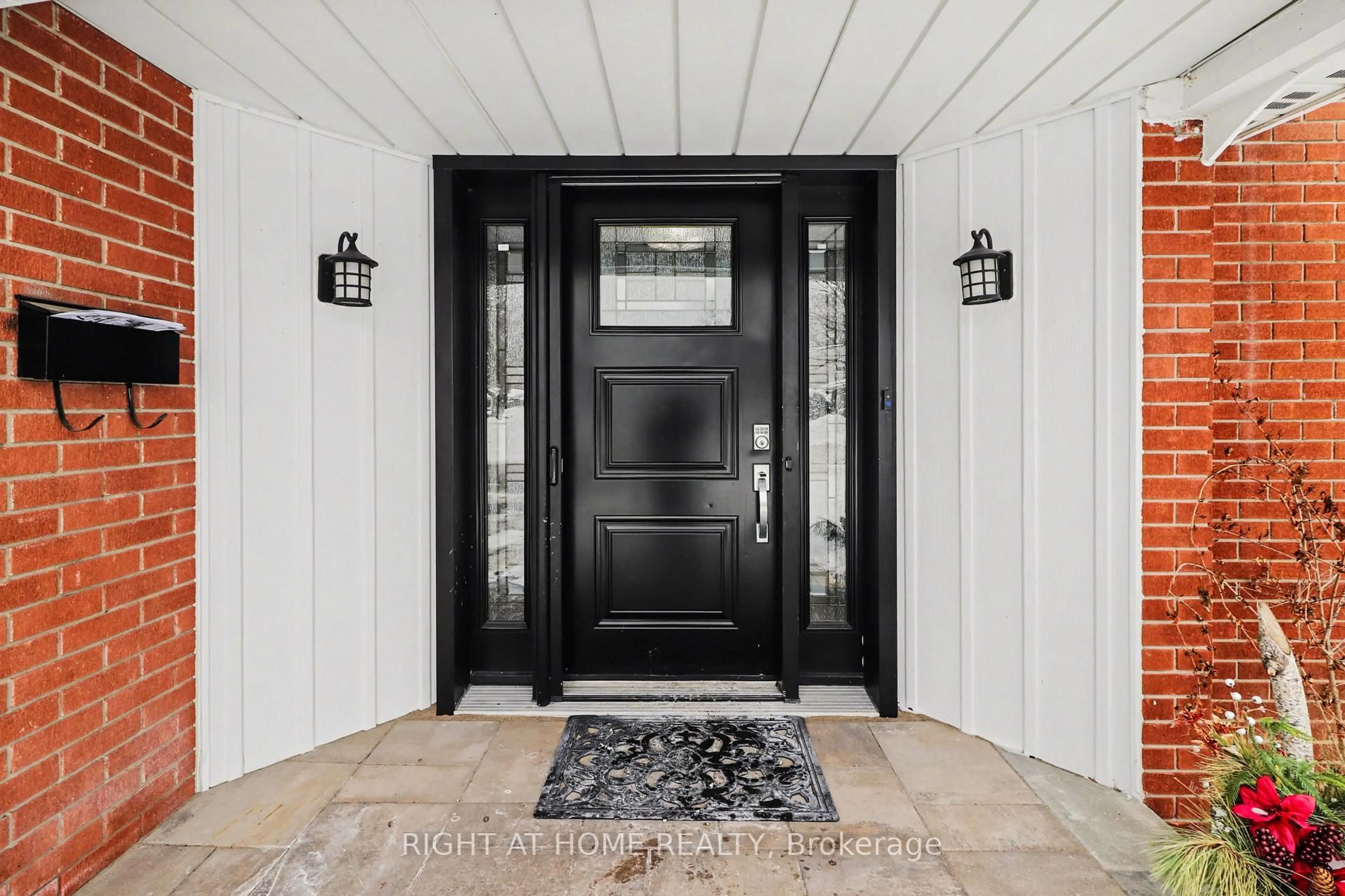Indoor entryway for 51 Westpark Dr, Gloucester Ontario K1B 3G4
