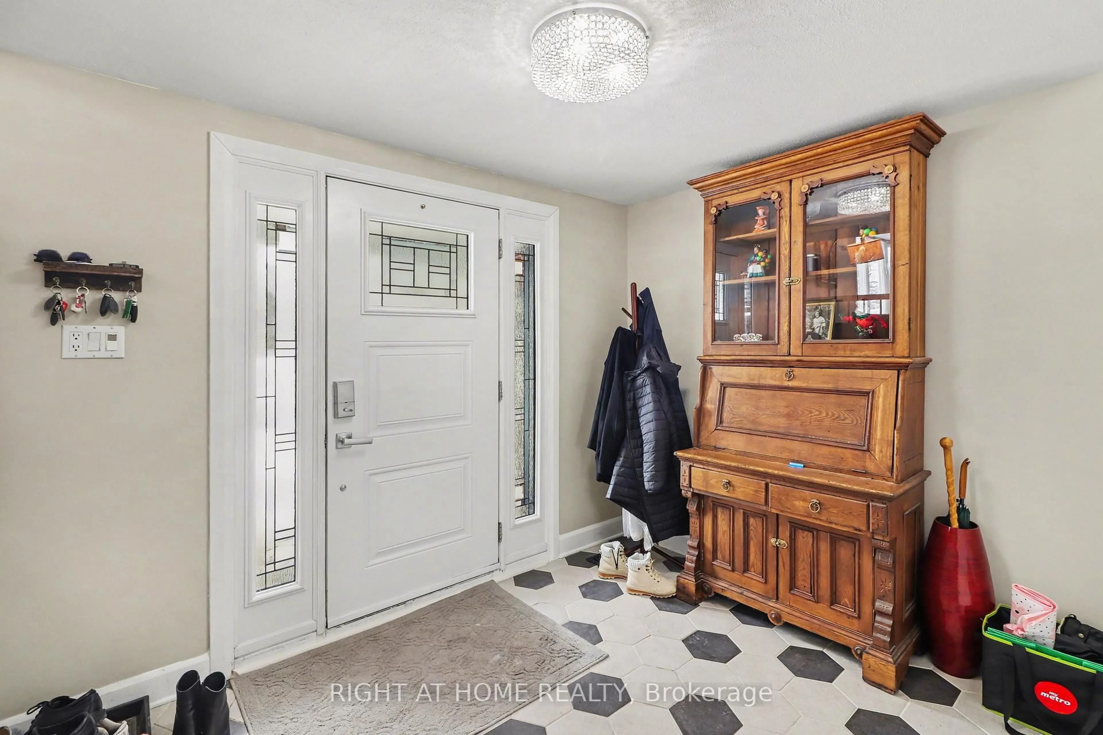 Indoor entryway for 51 Westpark Dr, Gloucester Ontario K1B 3G4
