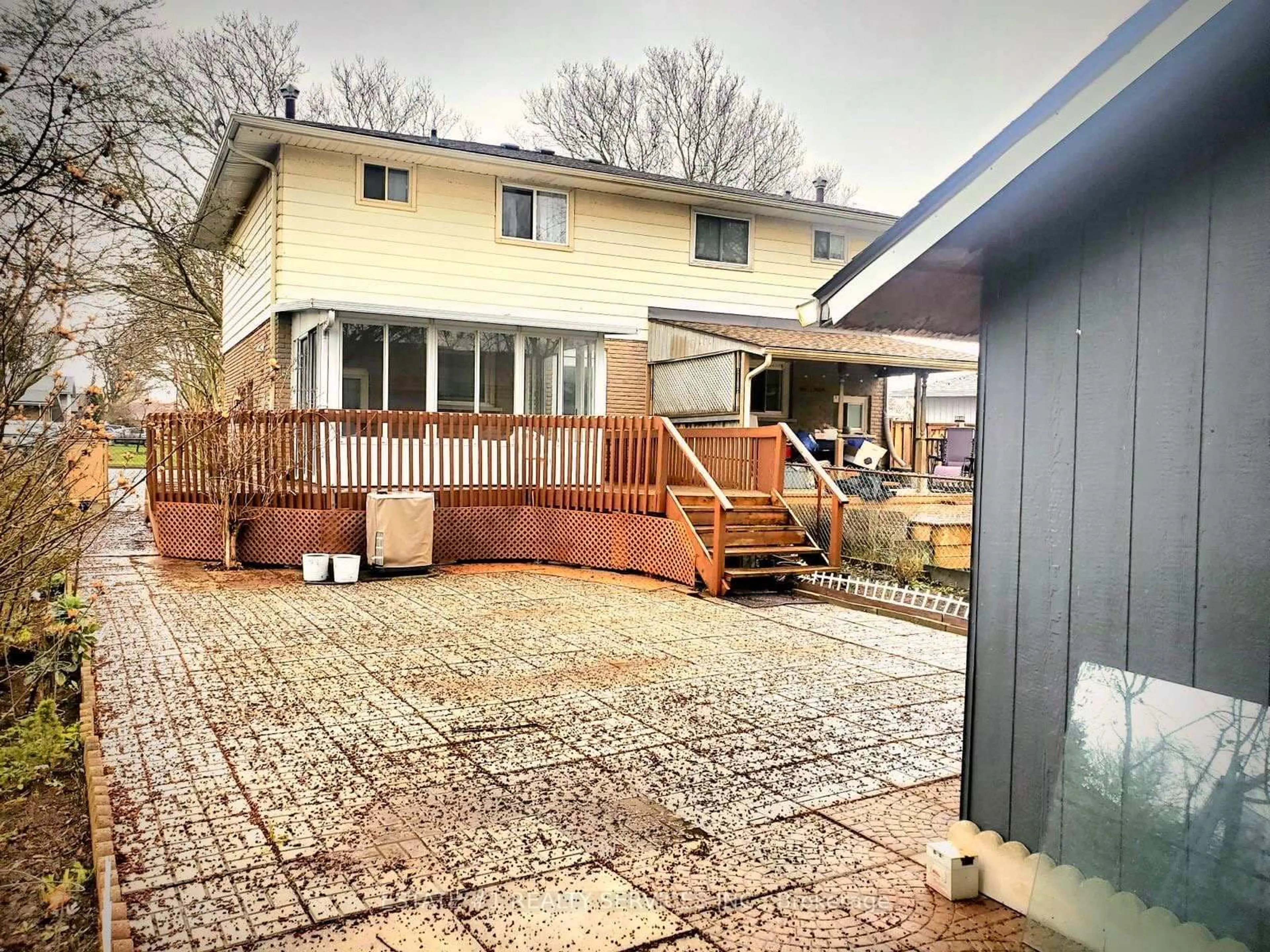 Patio, street for 4433 Meadowvale Dr, Niagara Falls Ontario L2E 5W8