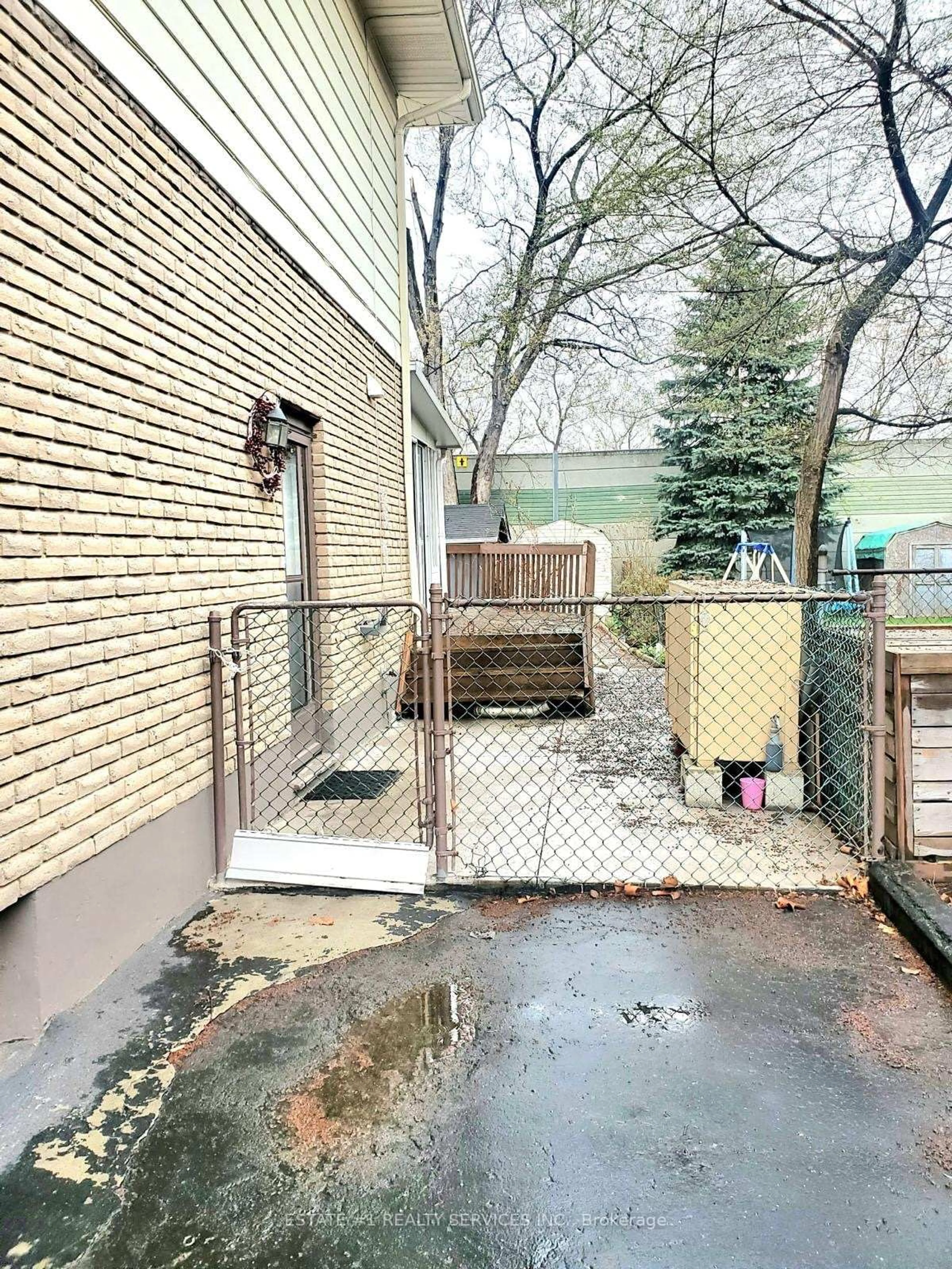 Patio, street for 4433 Meadowvale Dr, Niagara Falls Ontario L2E 5W8