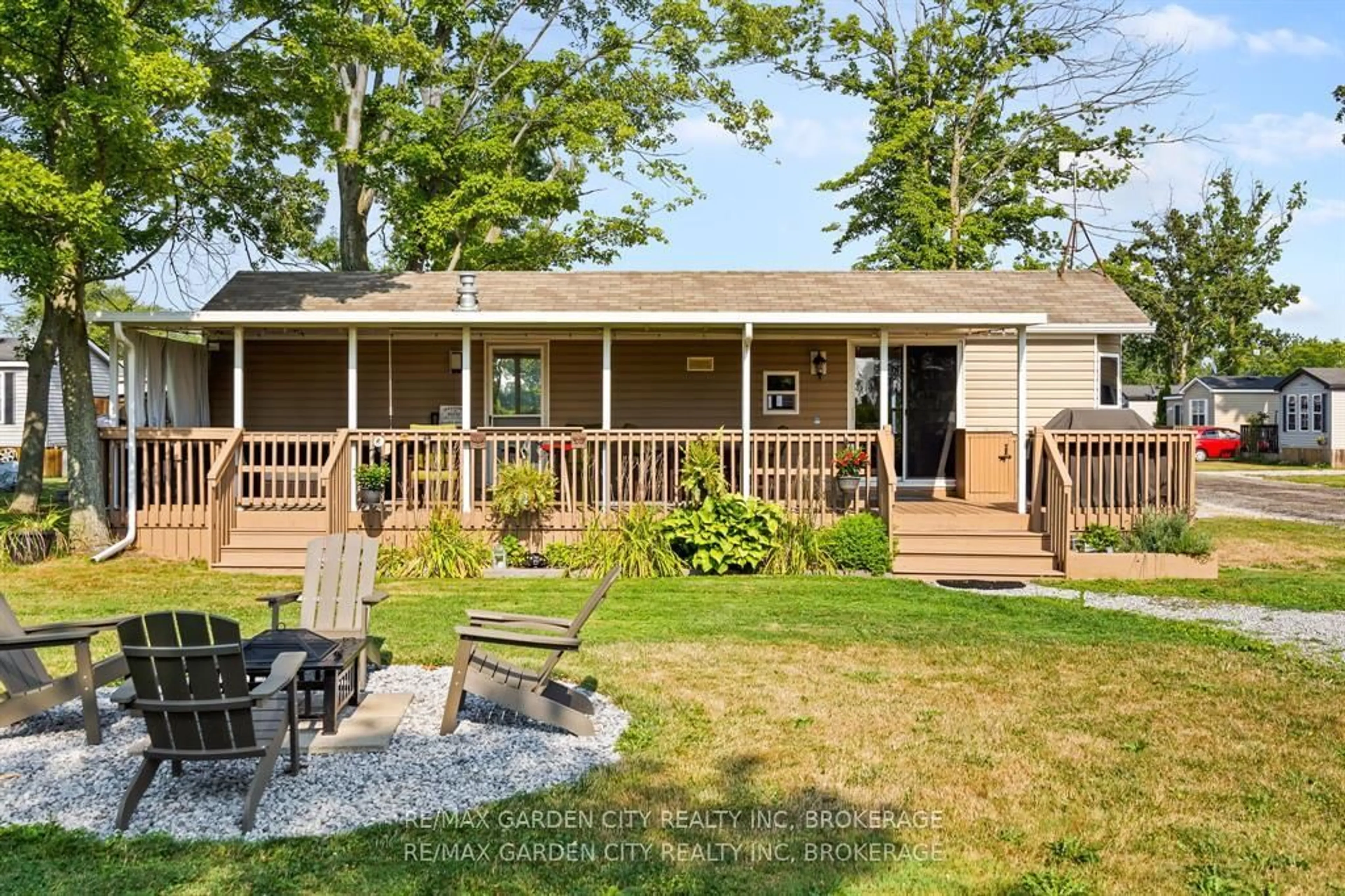 Home with vinyl exterior material, street for 1501 LINE 8 Rd #264, Niagara-on-the-Lake Ontario L0S 1J0