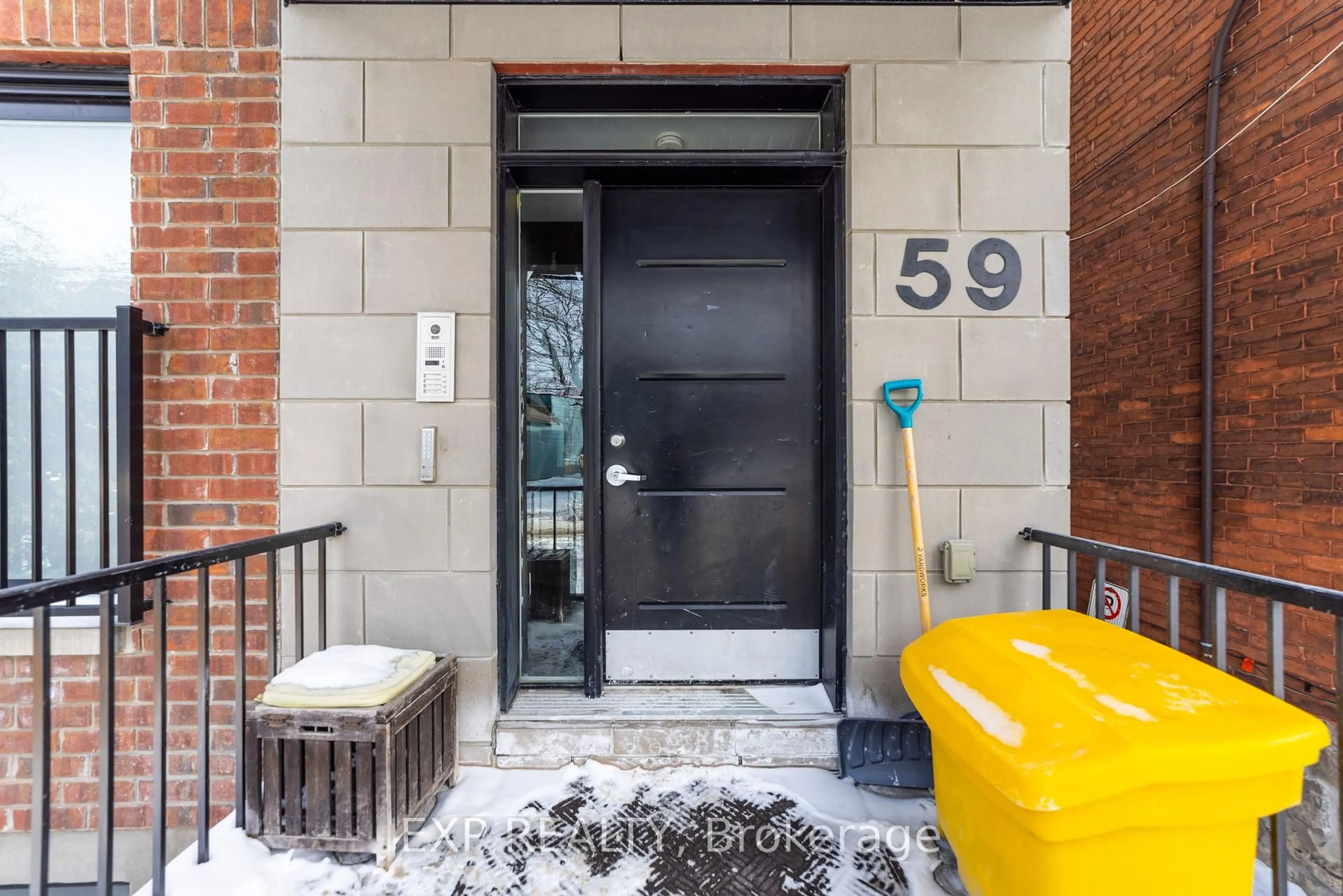 Indoor entryway for 59 Concord St, Ottawa Ontario K1S 0Y5