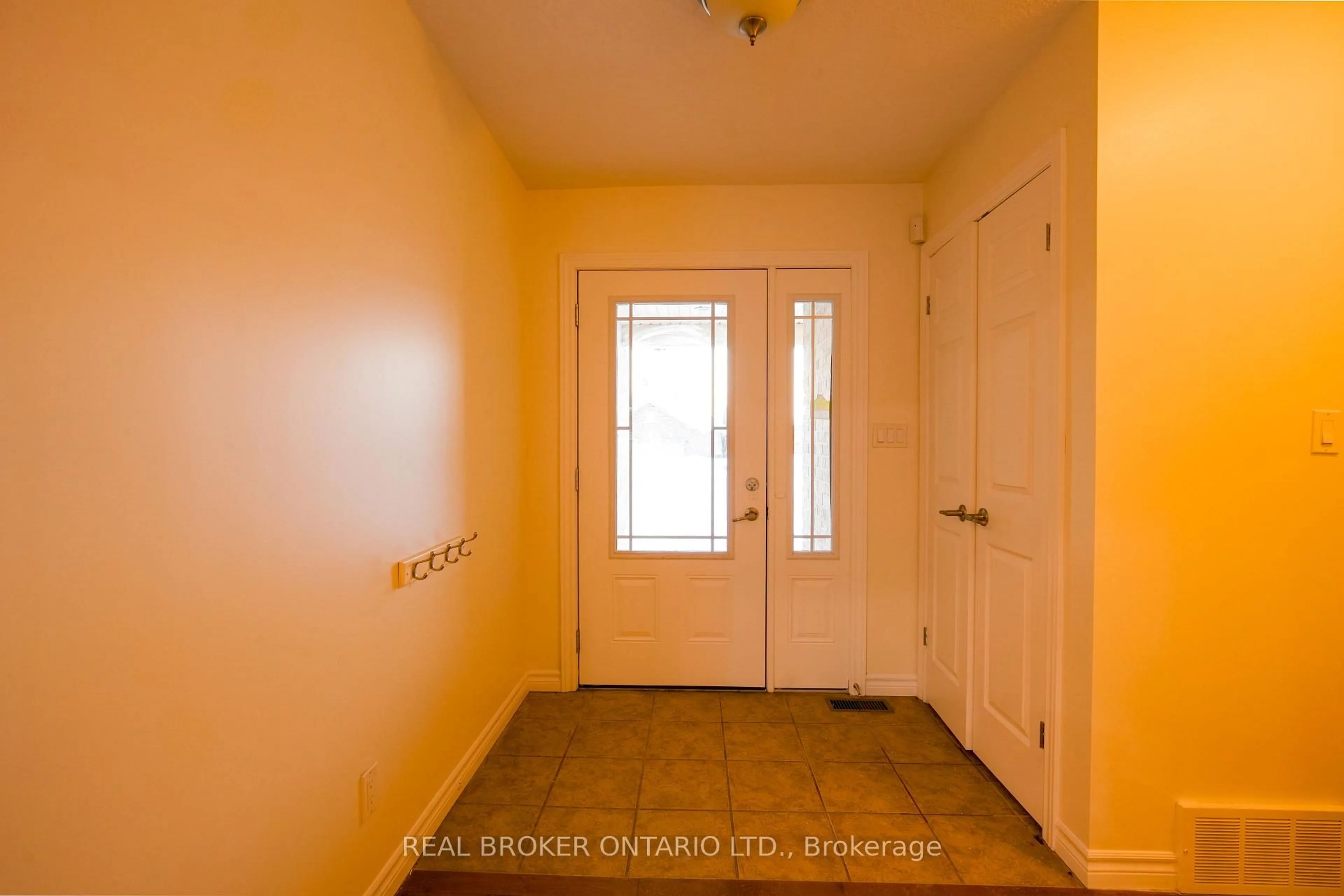 Indoor entryway for 401 Carling Terr, North Huron Ontario N0G 2W0