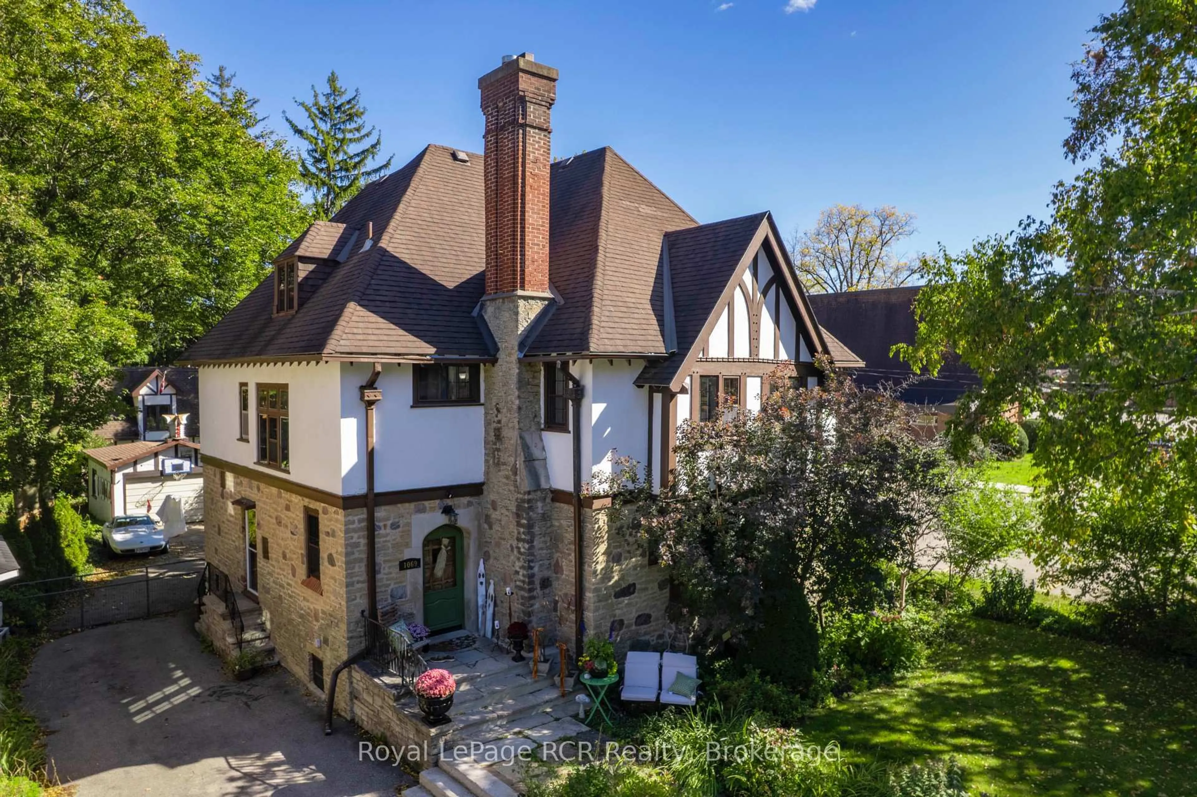 A pic from outside/outdoor area/front of a property/back of a property/a pic from drone, unknown for 1069 4th Ave, Owen Sound Ontario N4K 4W1