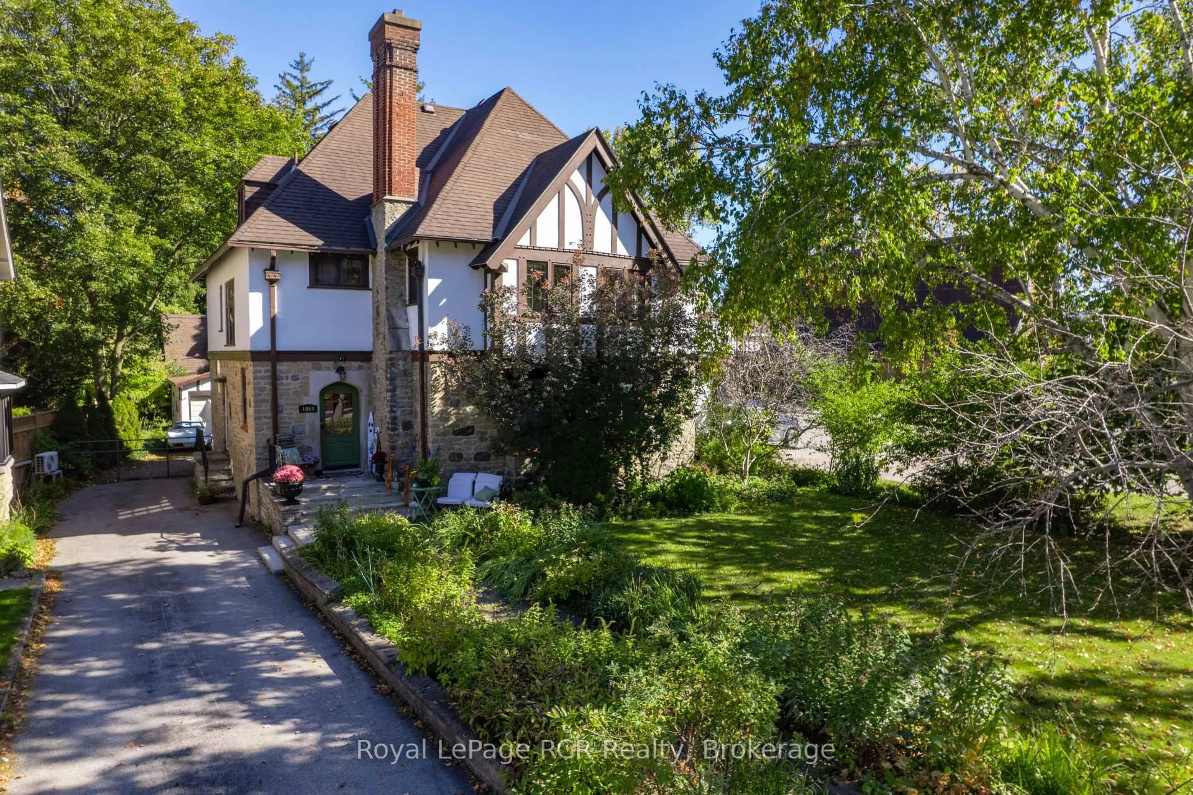 A pic from outside/outdoor area/front of a property/back of a property/a pic from drone, street for 1069 4th Ave, Owen Sound Ontario N4K 4W1